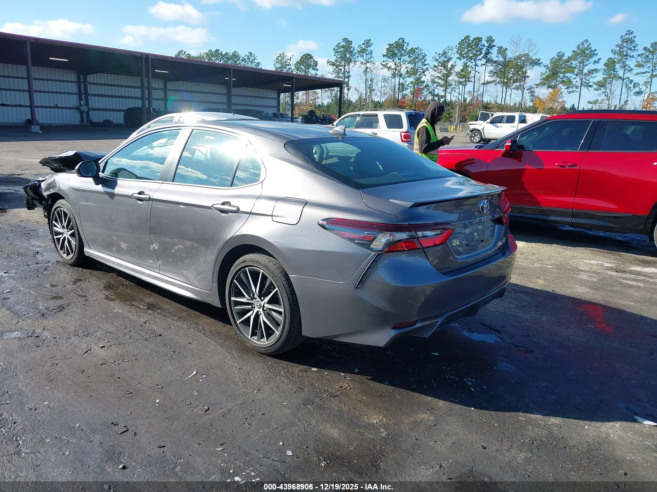 TOYOTA CAMRY image 3