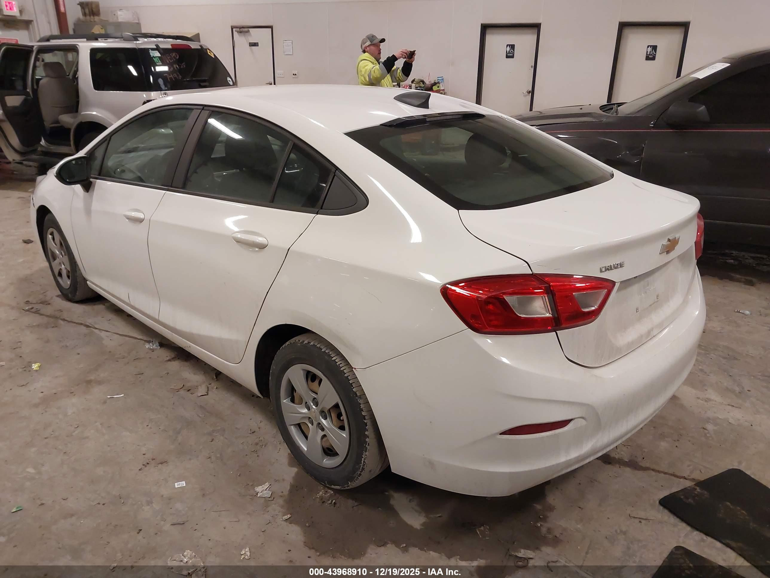 CHEVROLET CRUZE image 3