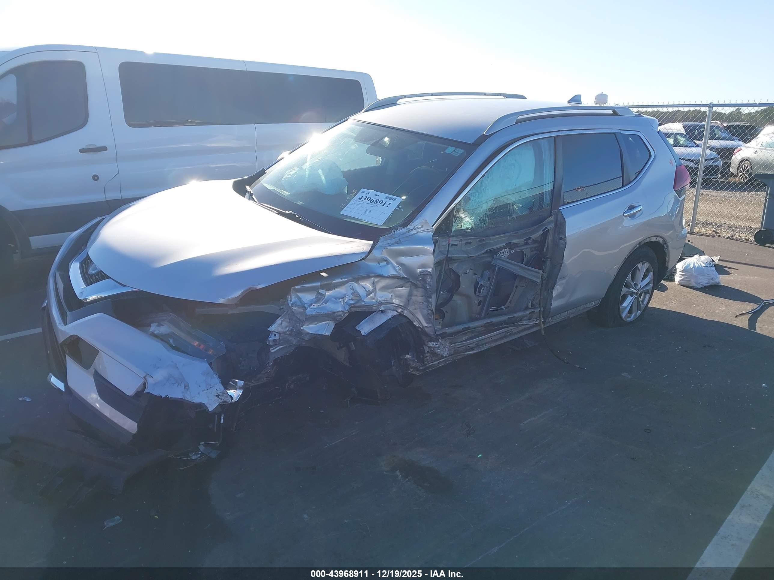 NISSAN ROGUE image 2