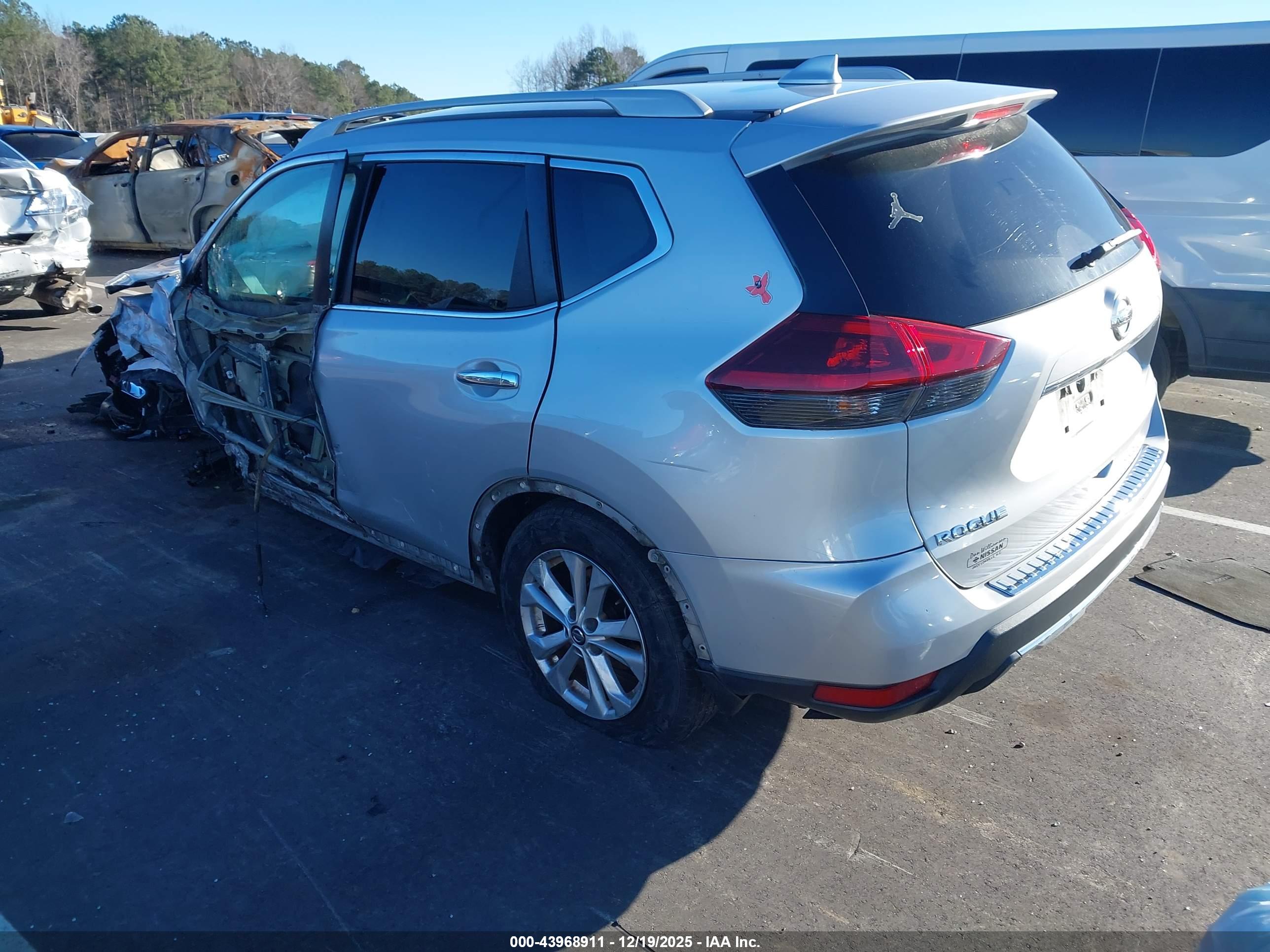 NISSAN ROGUE image 3