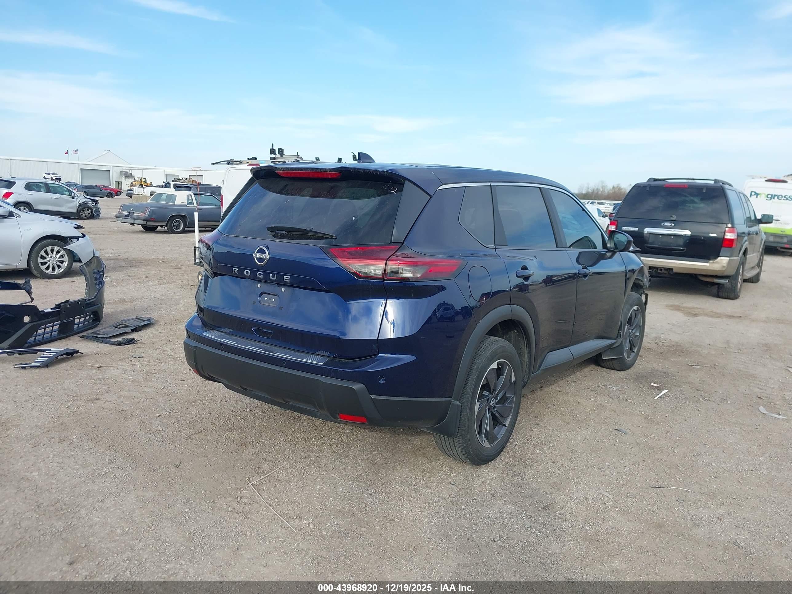 NISSAN ROGUE image 4