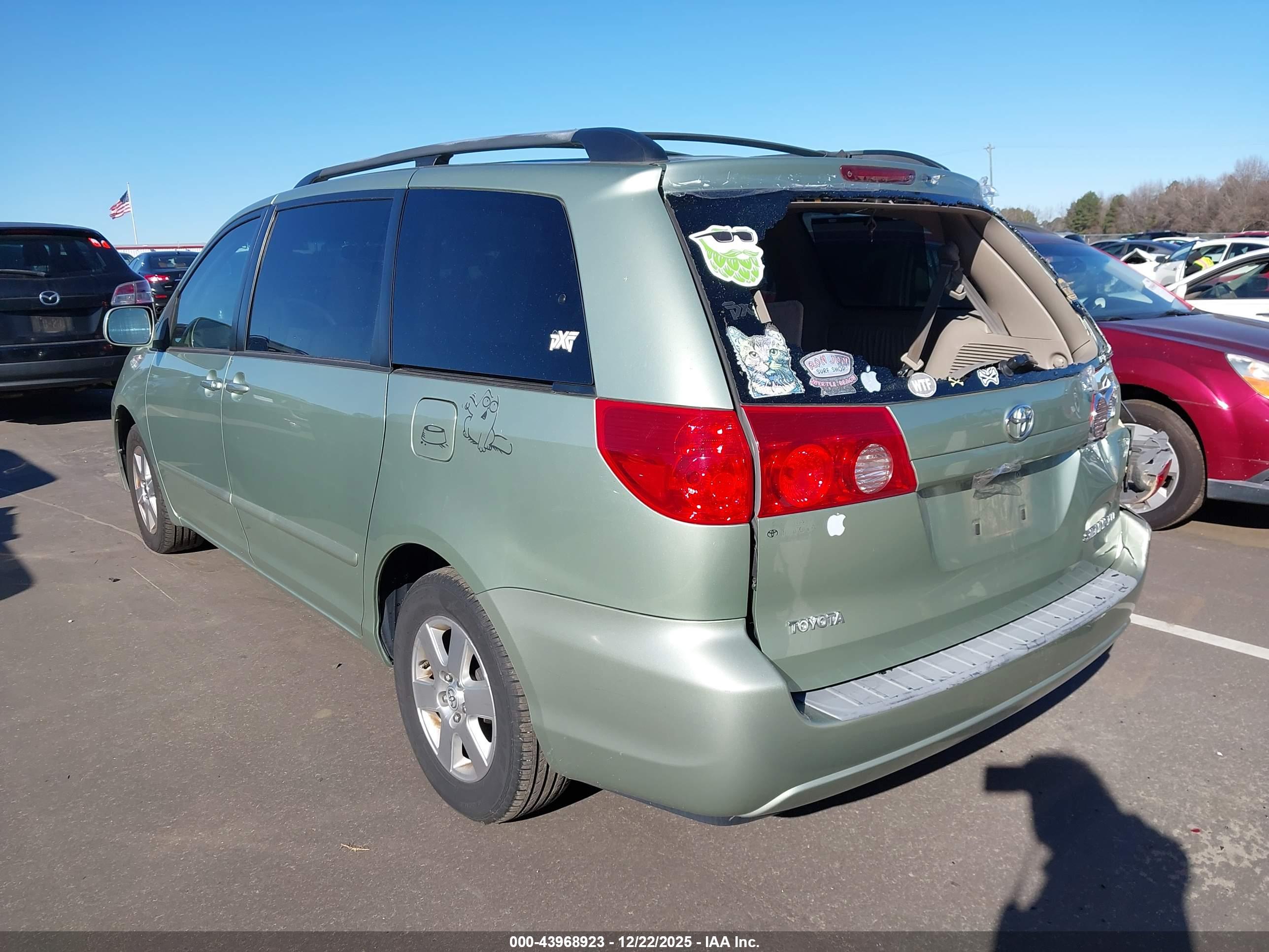 TOYOTA SIENNA image 3