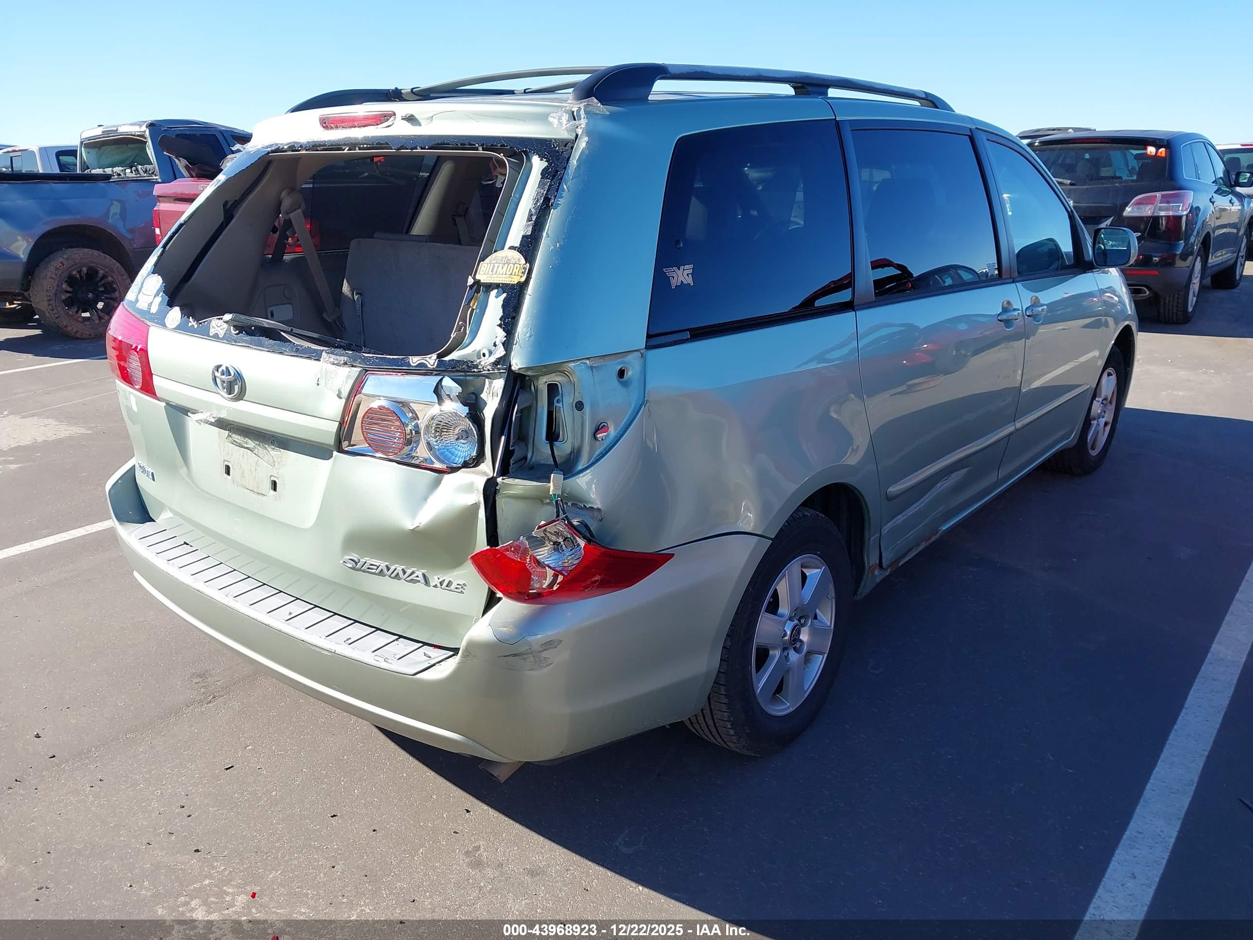 TOYOTA SIENNA image 4