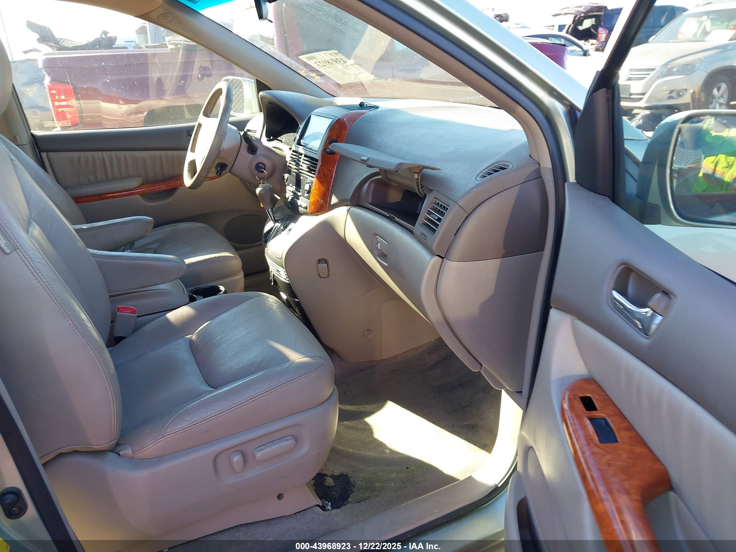 TOYOTA SIENNA image 5