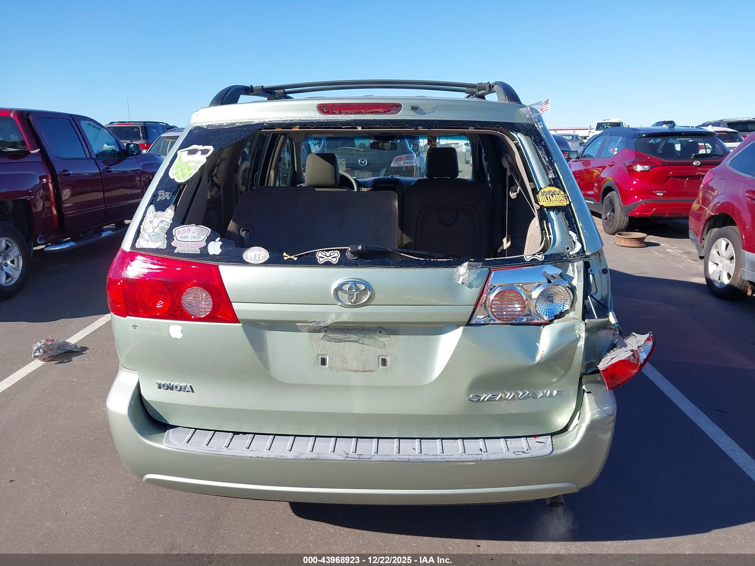 TOYOTA SIENNA image 6