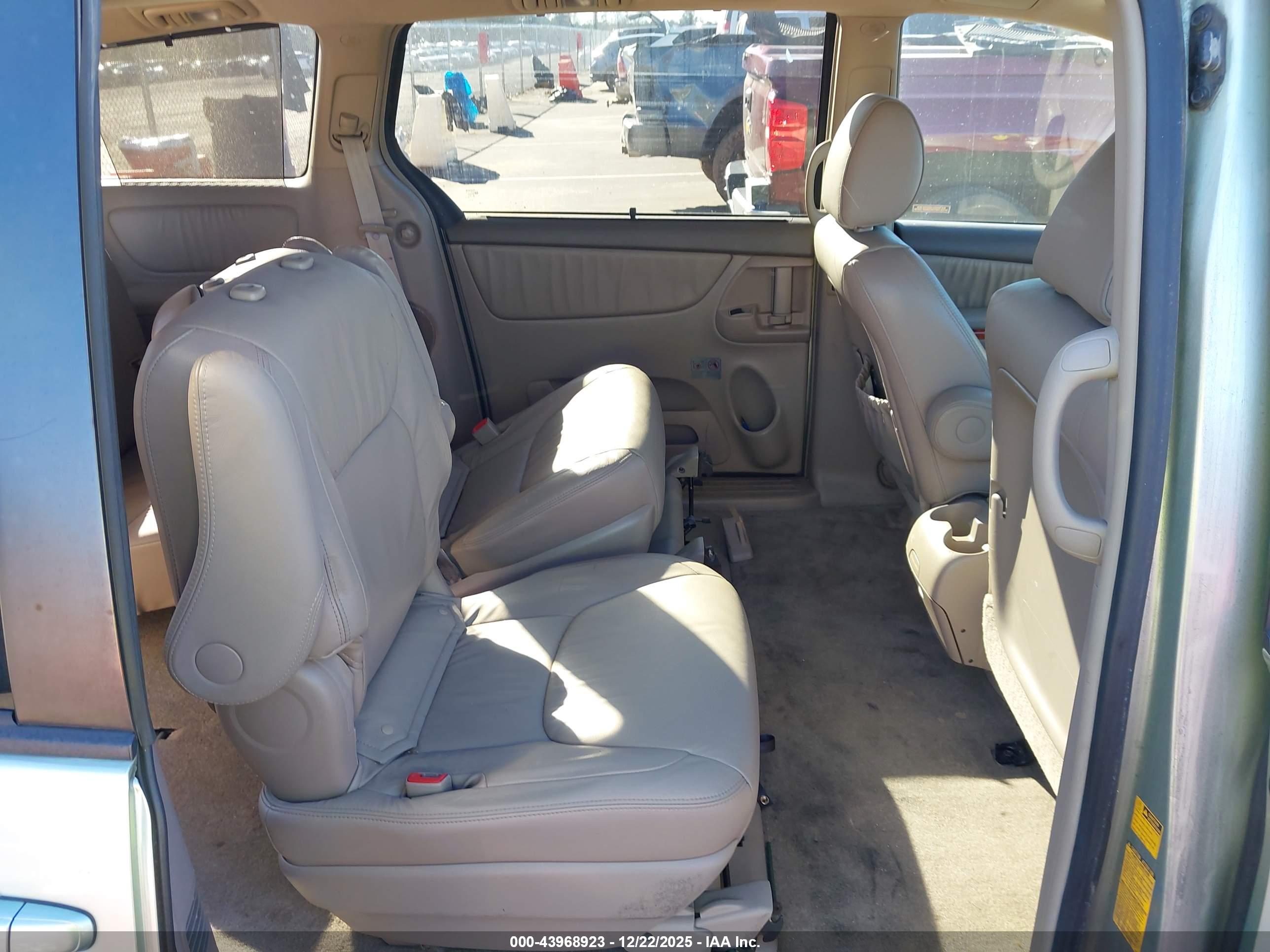 TOYOTA SIENNA image 8
