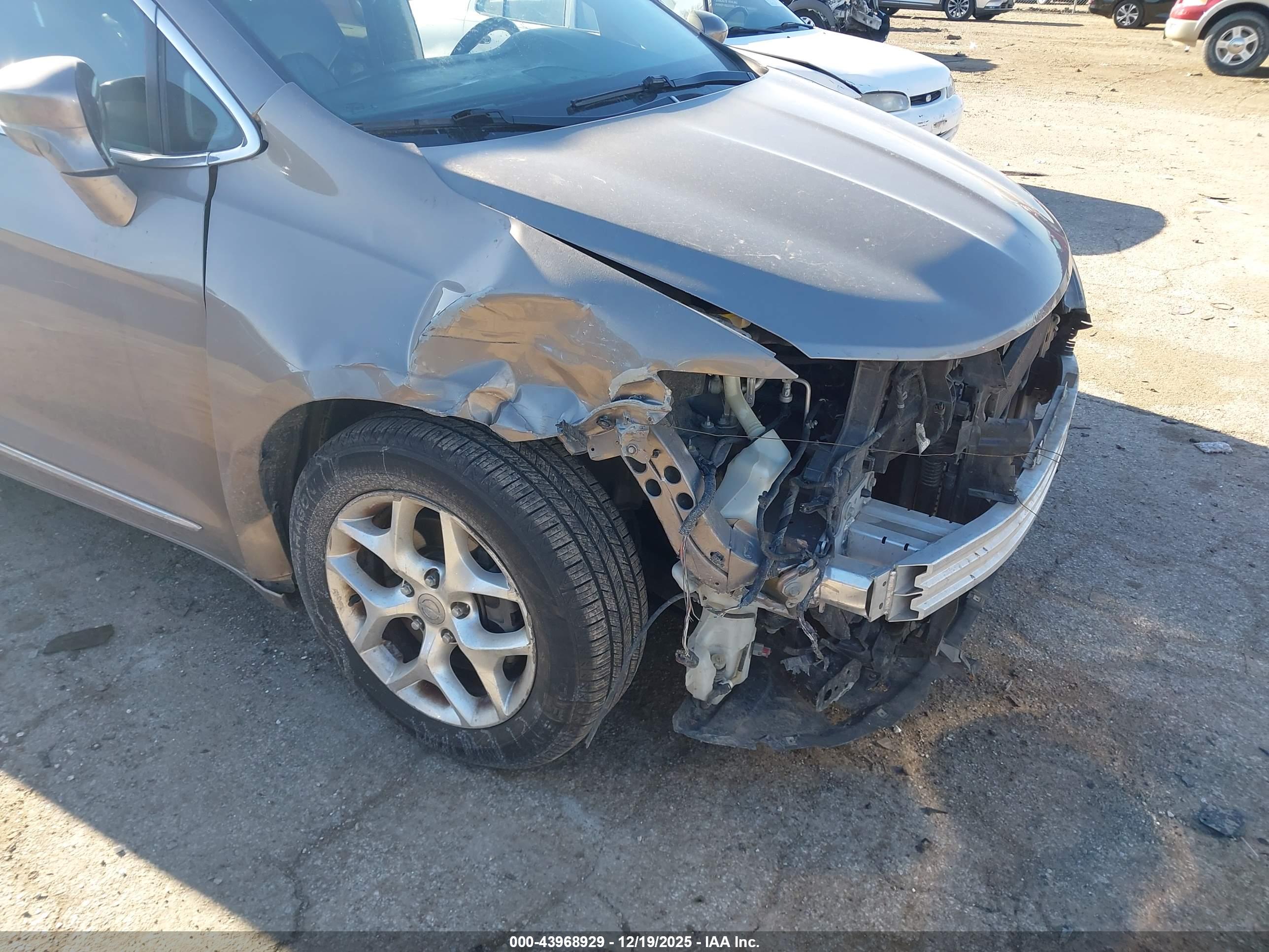 CHRYSLER PACIFICA image 6