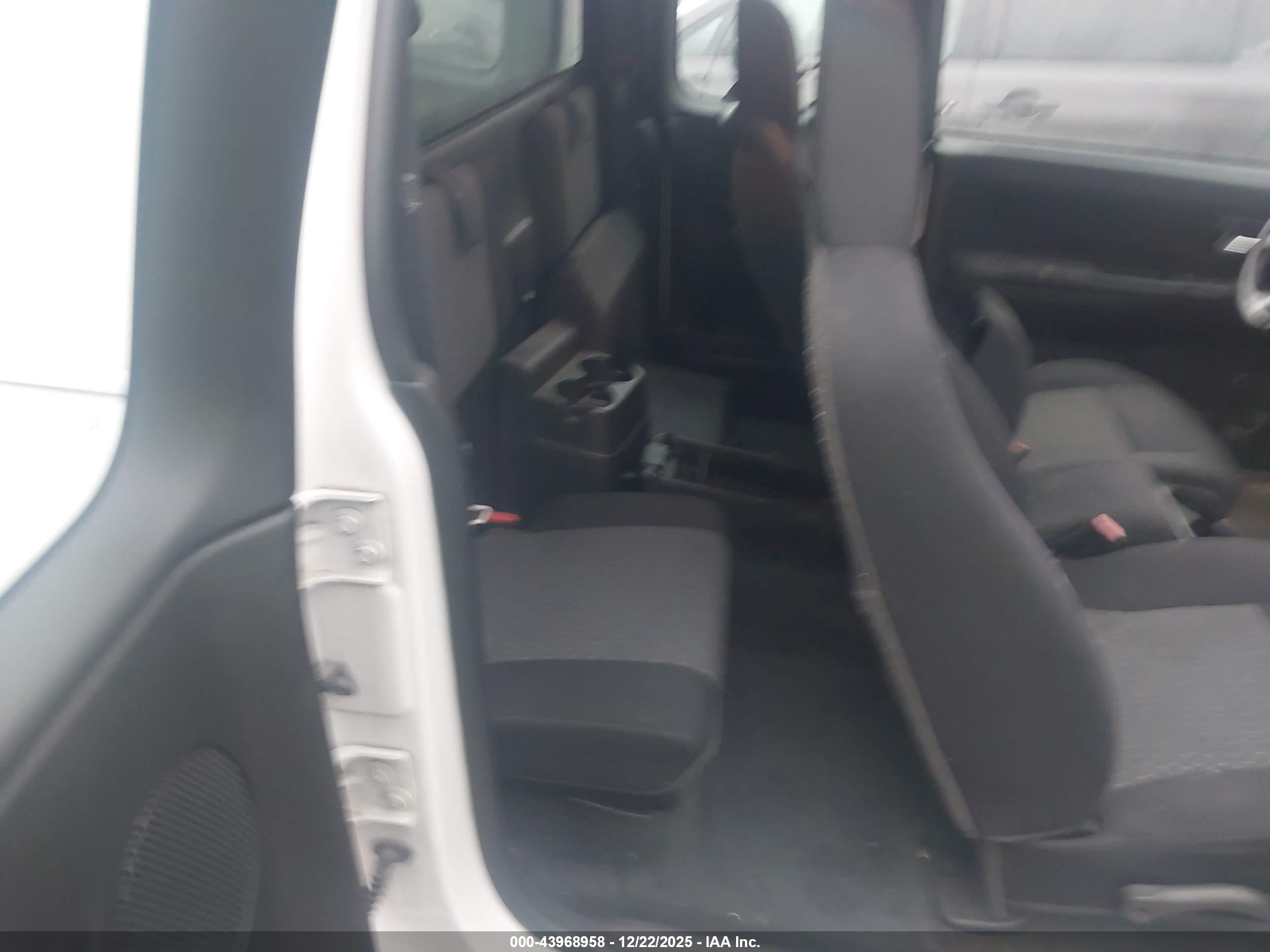 CHEVROLET COLORADO image 8