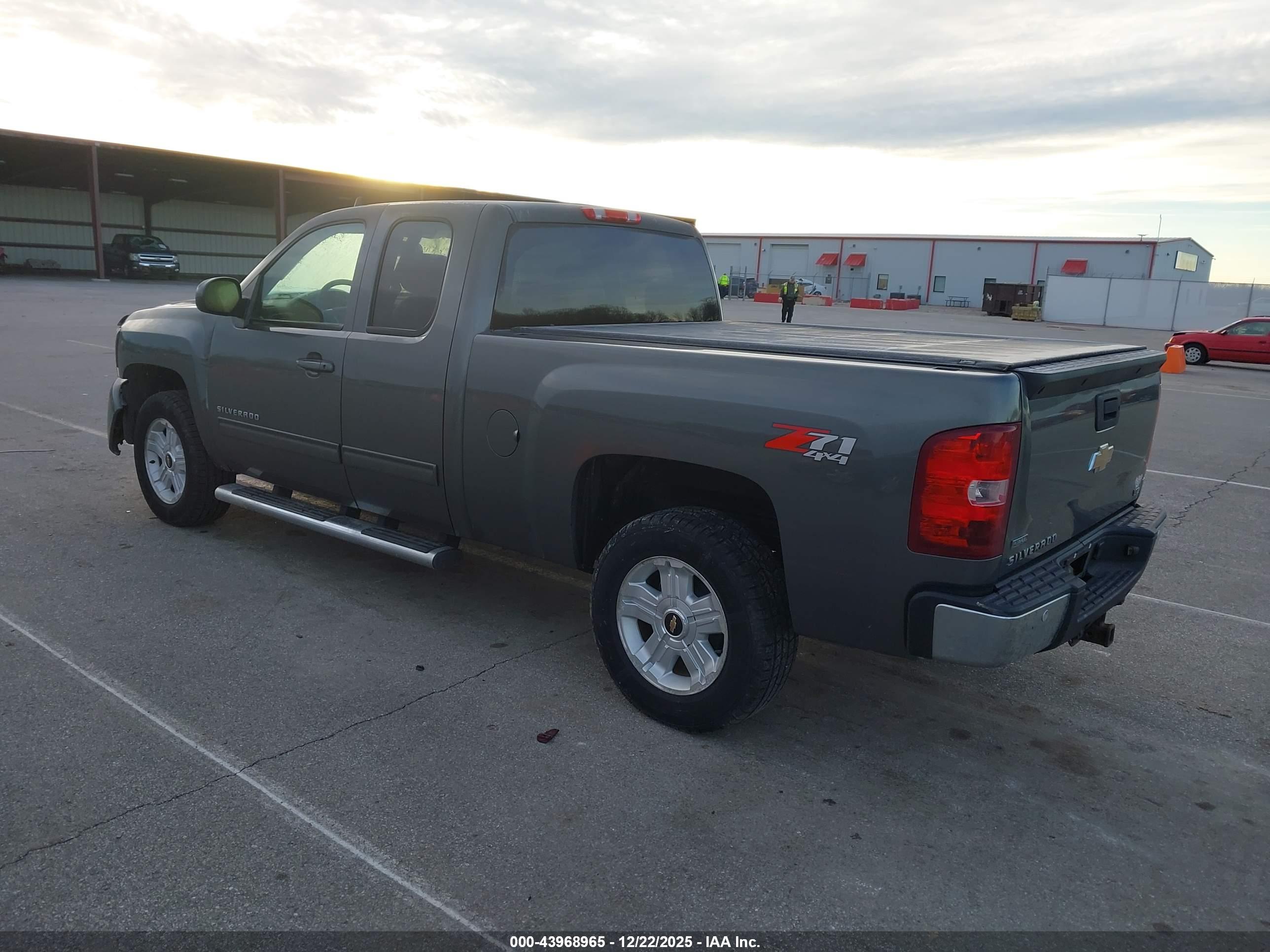 CHEVROLET SILVERADO image 3