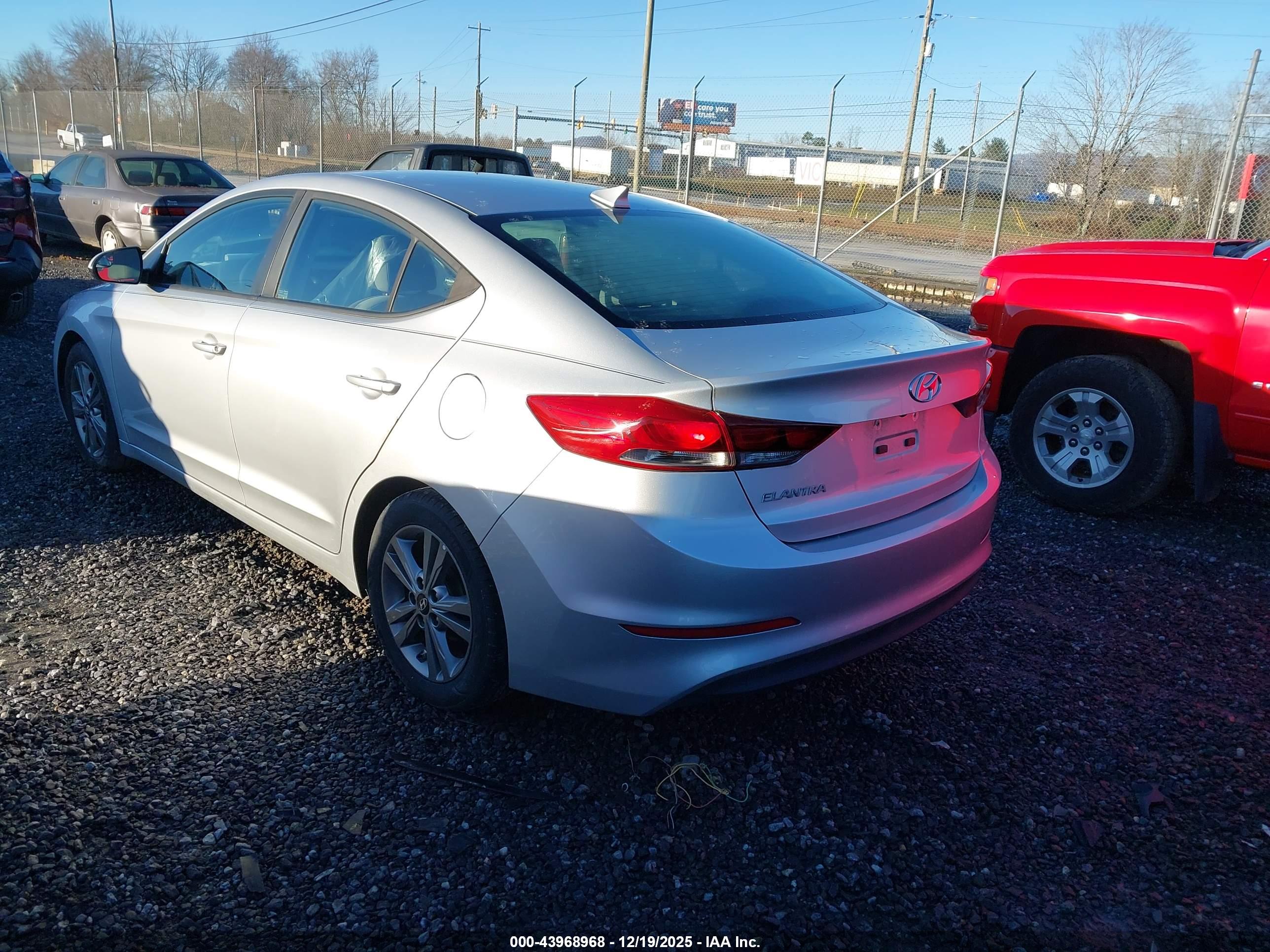 HYUNDAI ELANTRA image 3