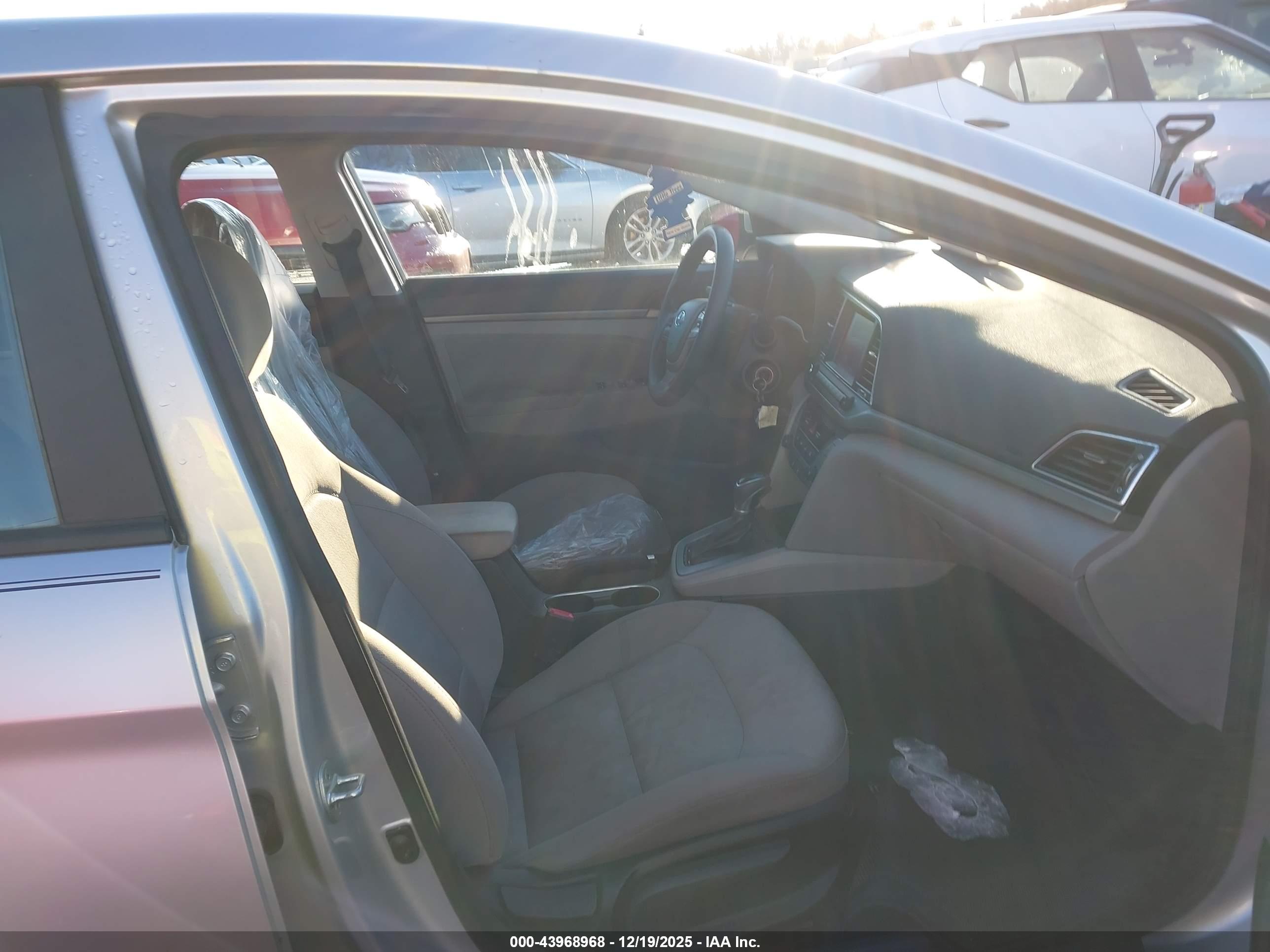 HYUNDAI ELANTRA image 5