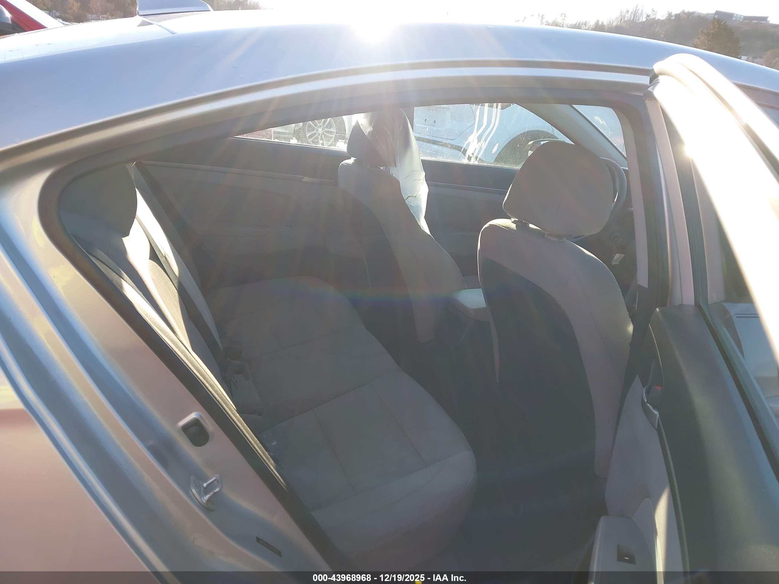 HYUNDAI ELANTRA image 8