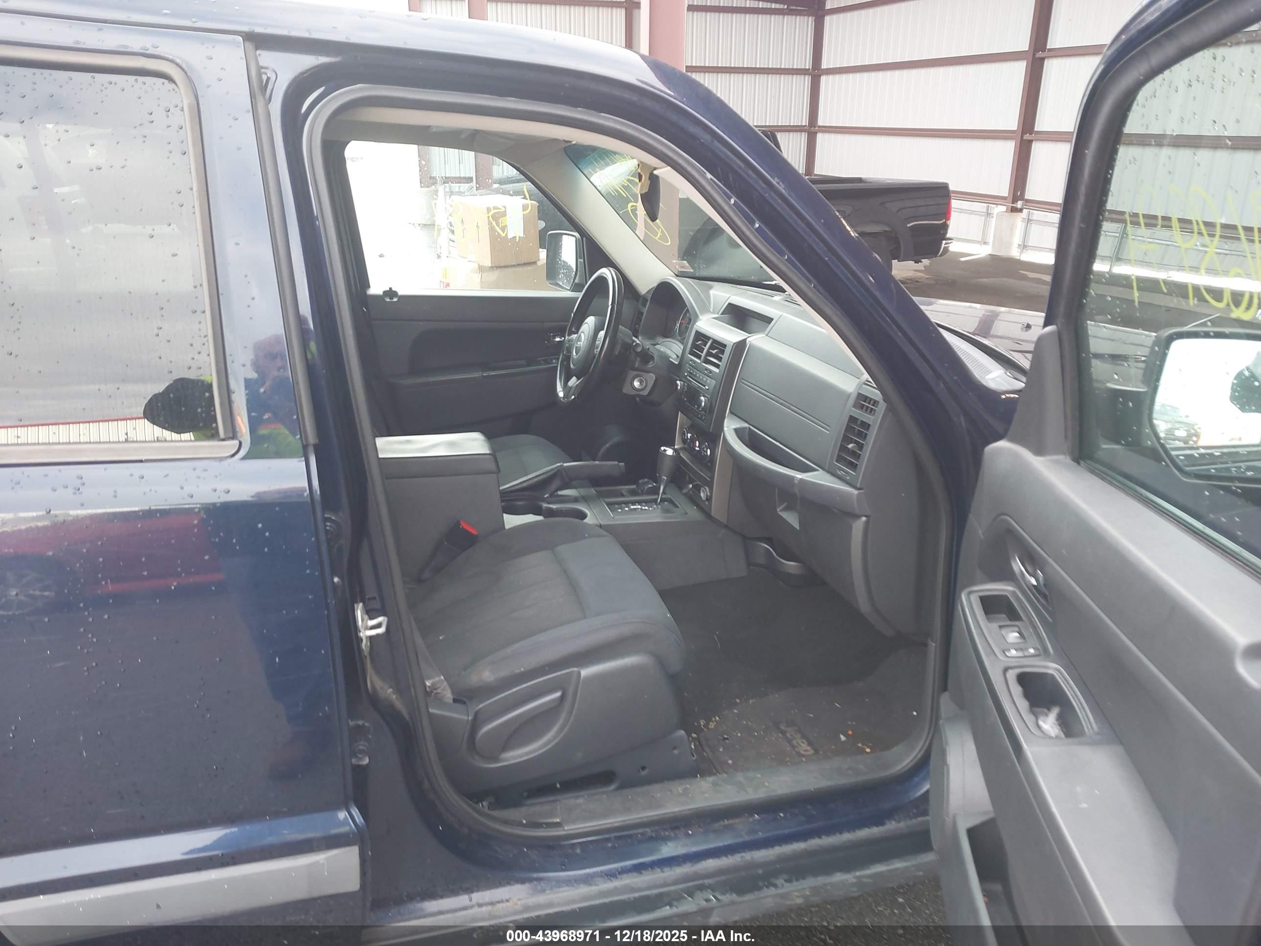 JEEP LIBERTY image 5