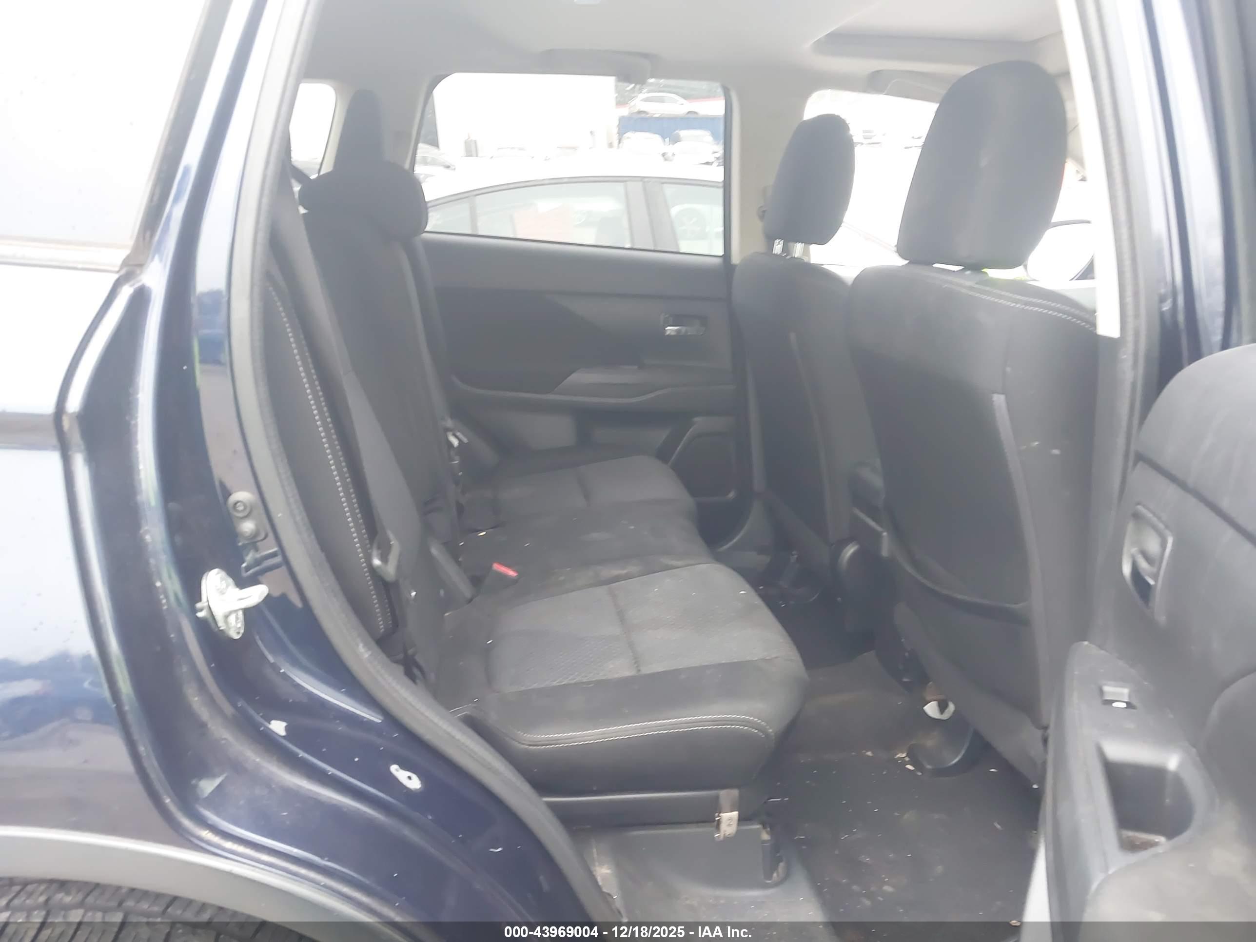 MITSUBISHI OUTLANDER image 8