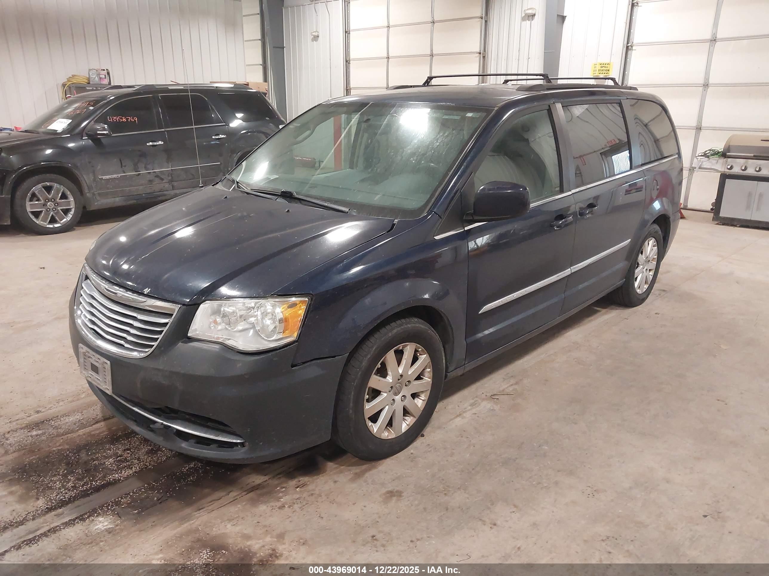 CHRYSLER TOWN image 2