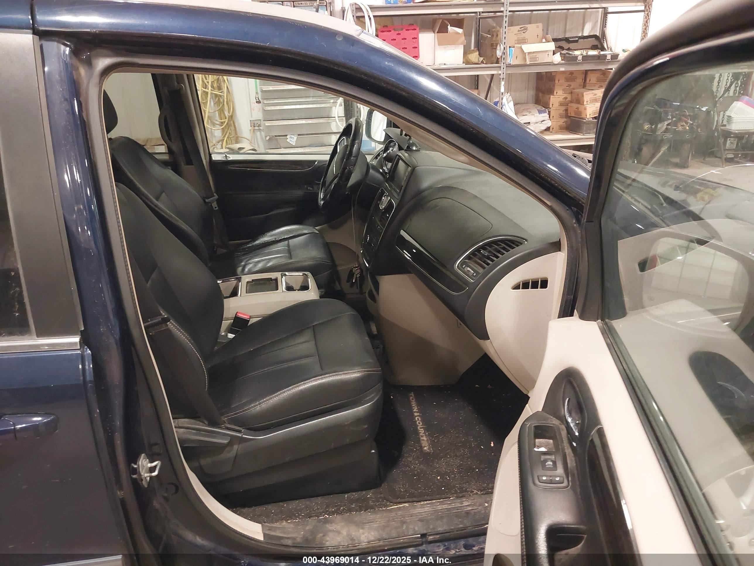 CHRYSLER TOWN image 5