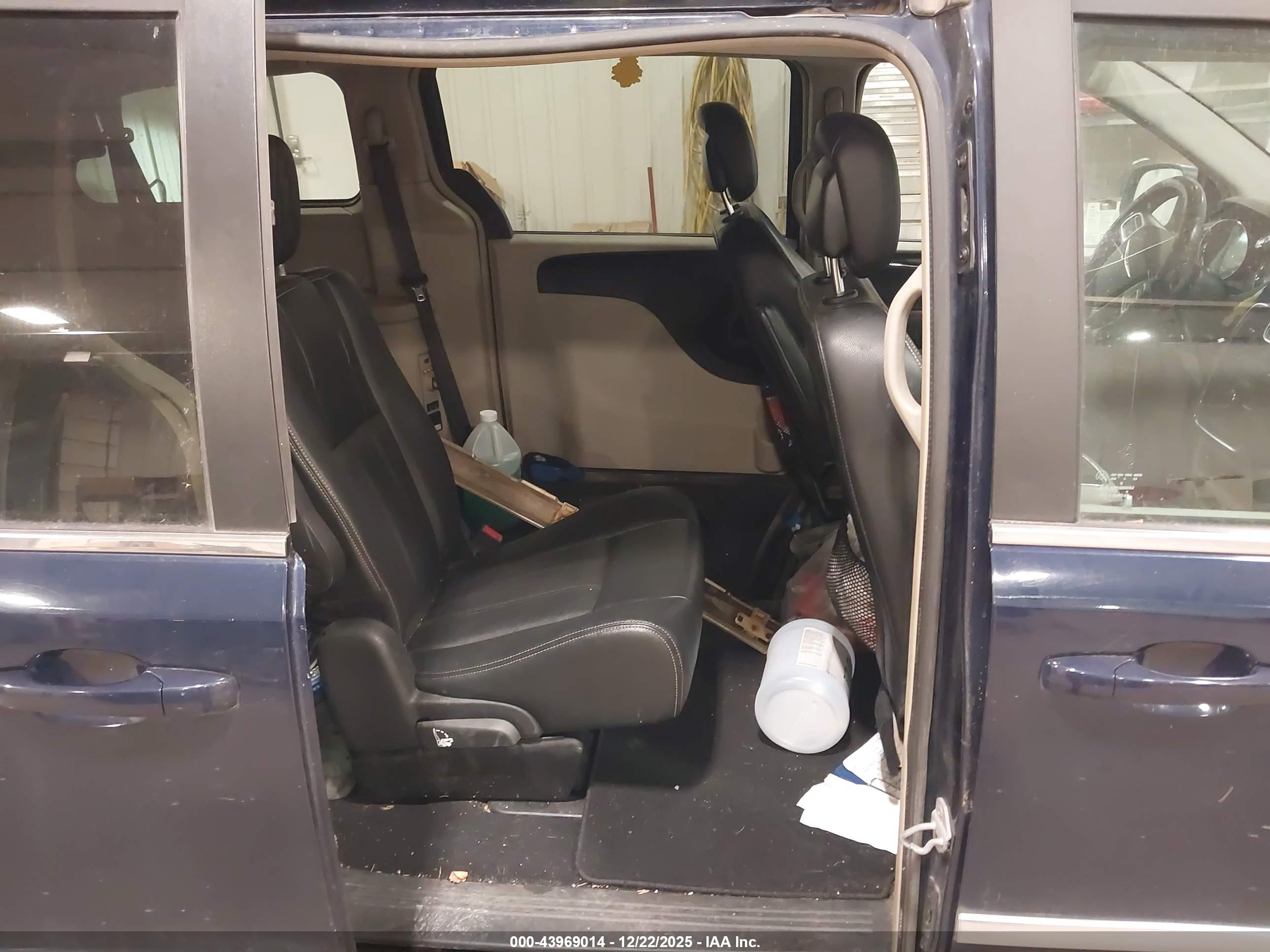 CHRYSLER TOWN image 8