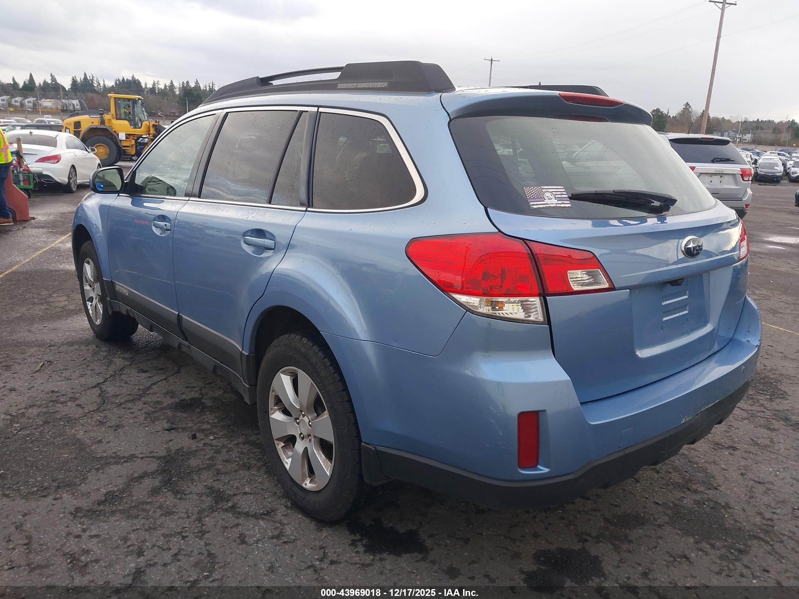 SUBARU OUTBACK image 3