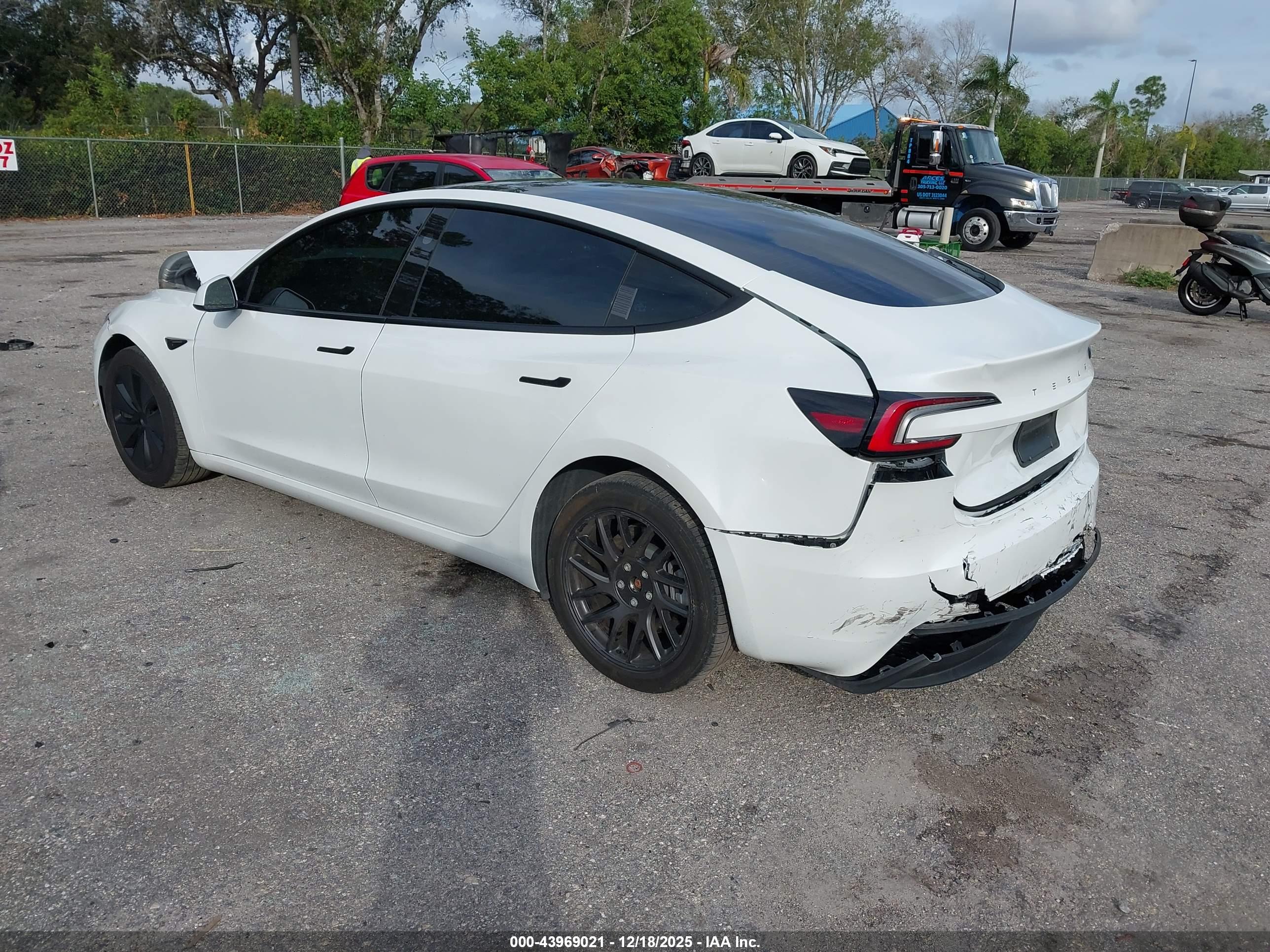 TESLA MODEL image 3