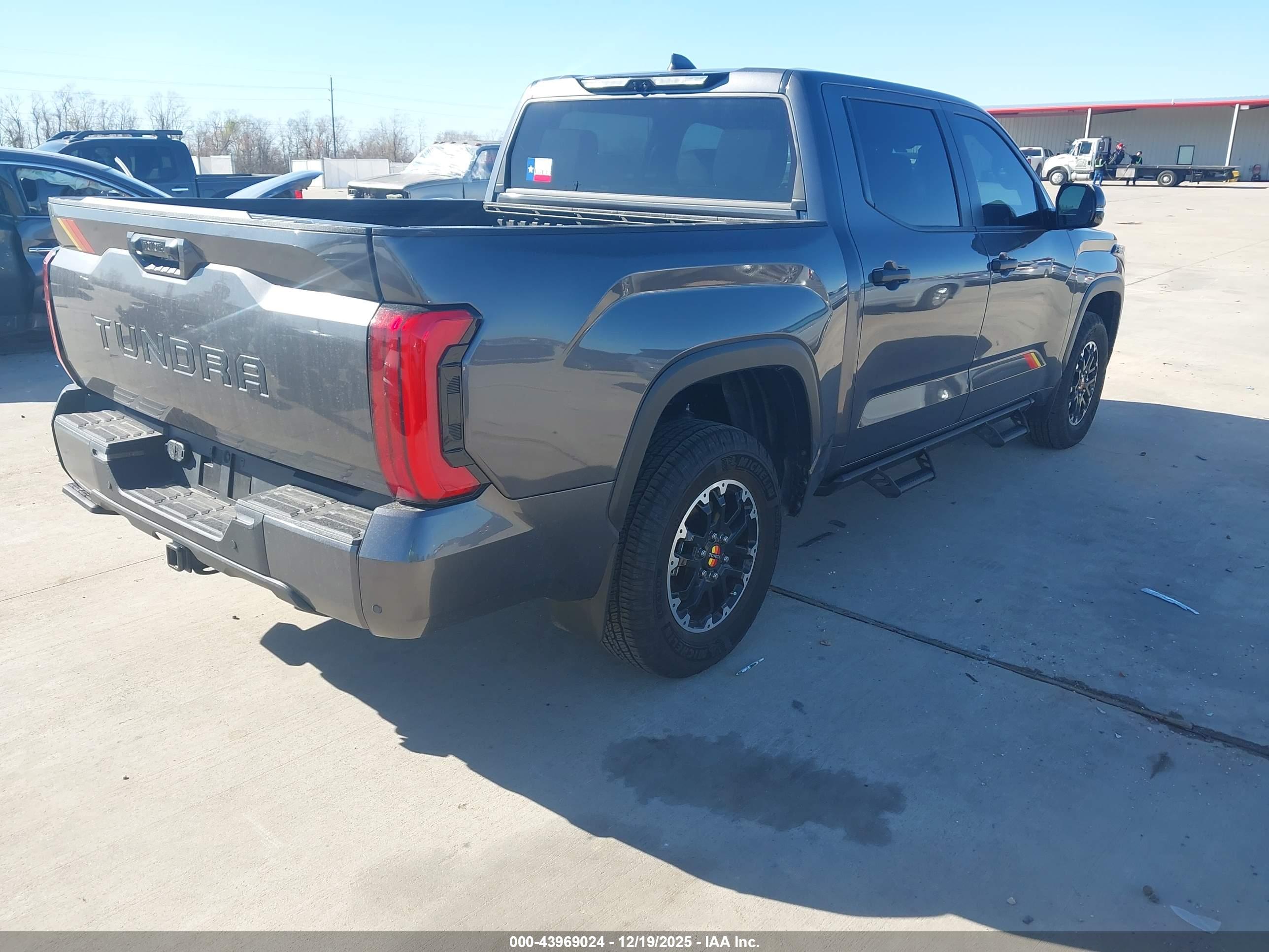 TOYOTA TUNDRA image 4