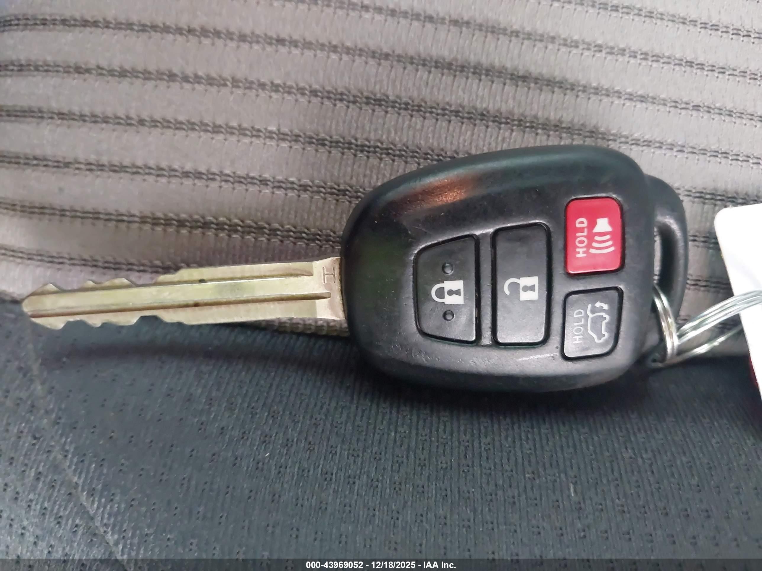 TOYOTA RAV4 image 11