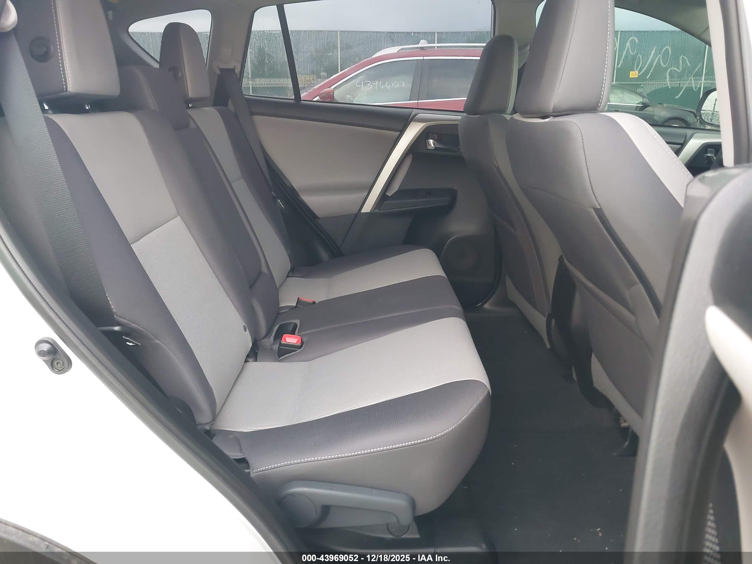 TOYOTA RAV4 image 8