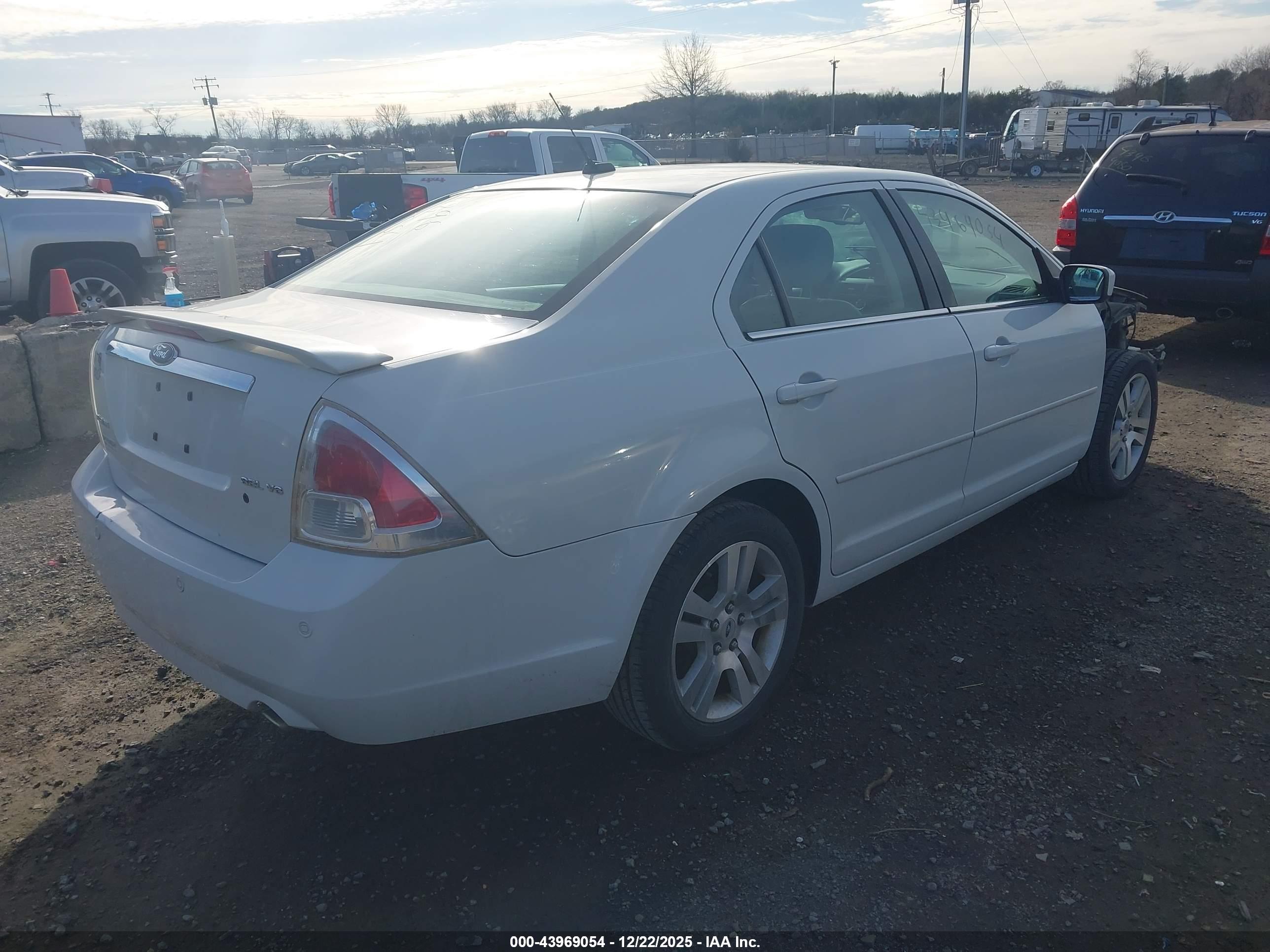 FORD FUSION image 4