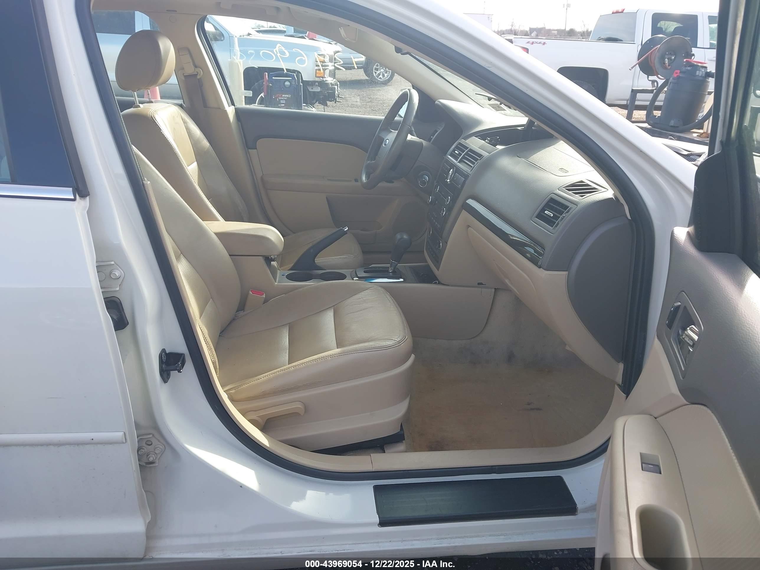 FORD FUSION image 5