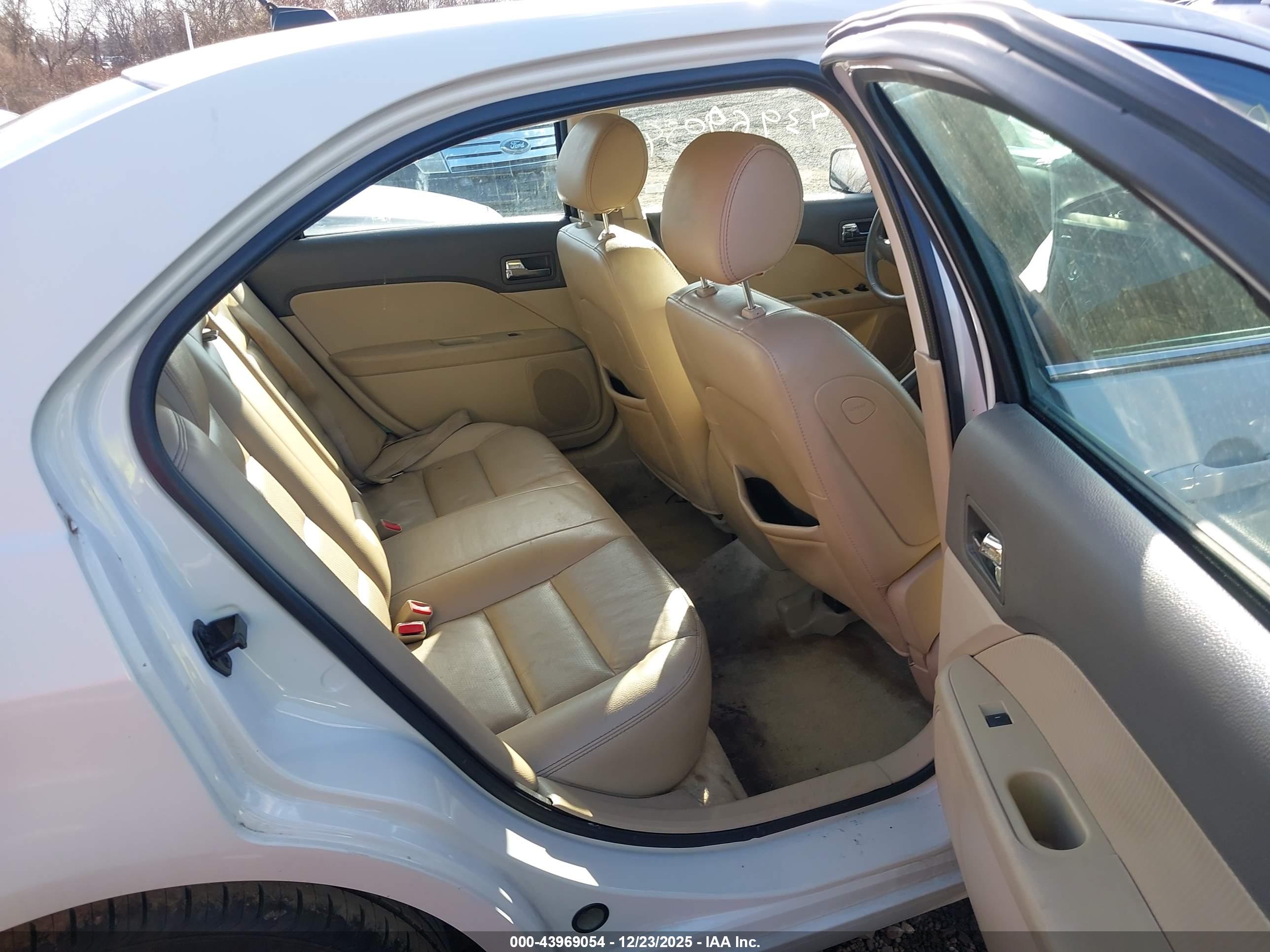 FORD FUSION image 8