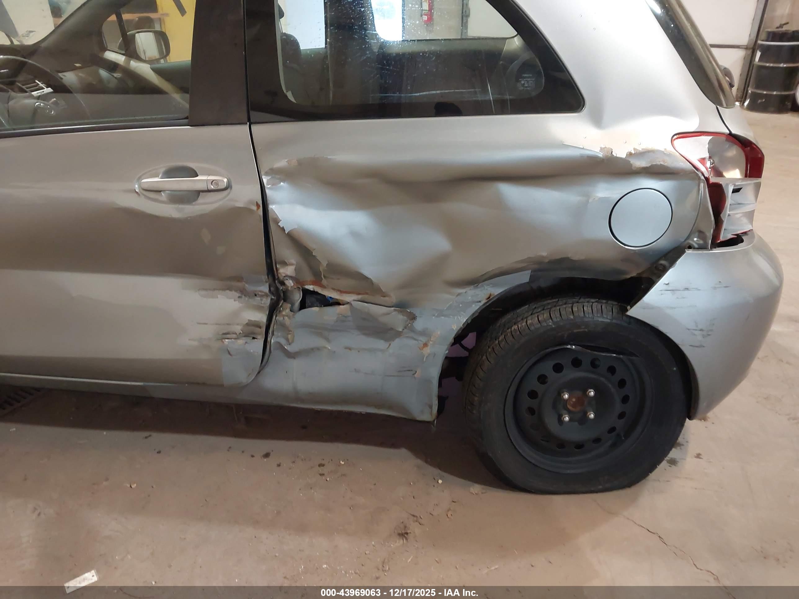 TOYOTA YARIS image 6