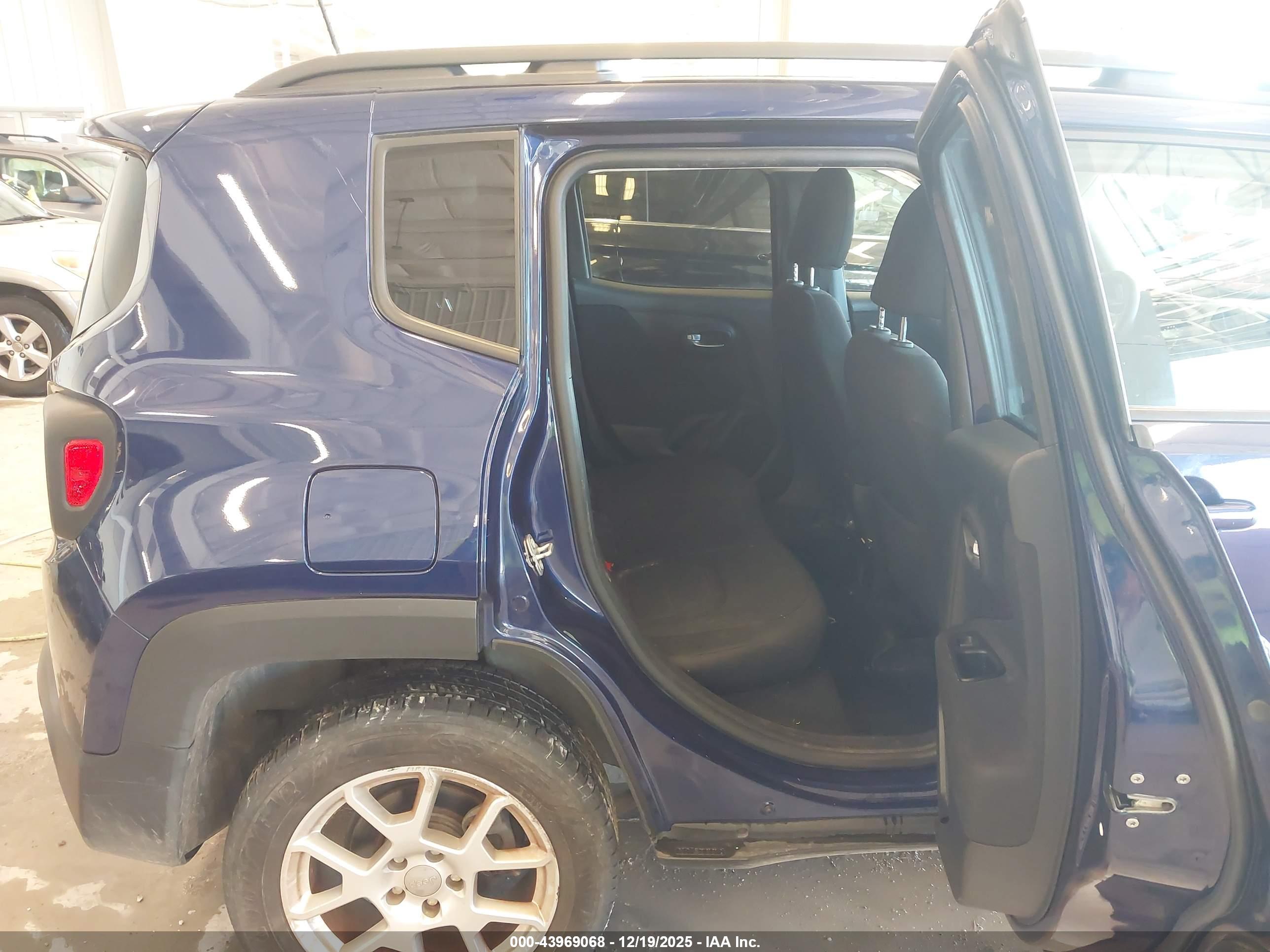 JEEP RENEGADE image 8