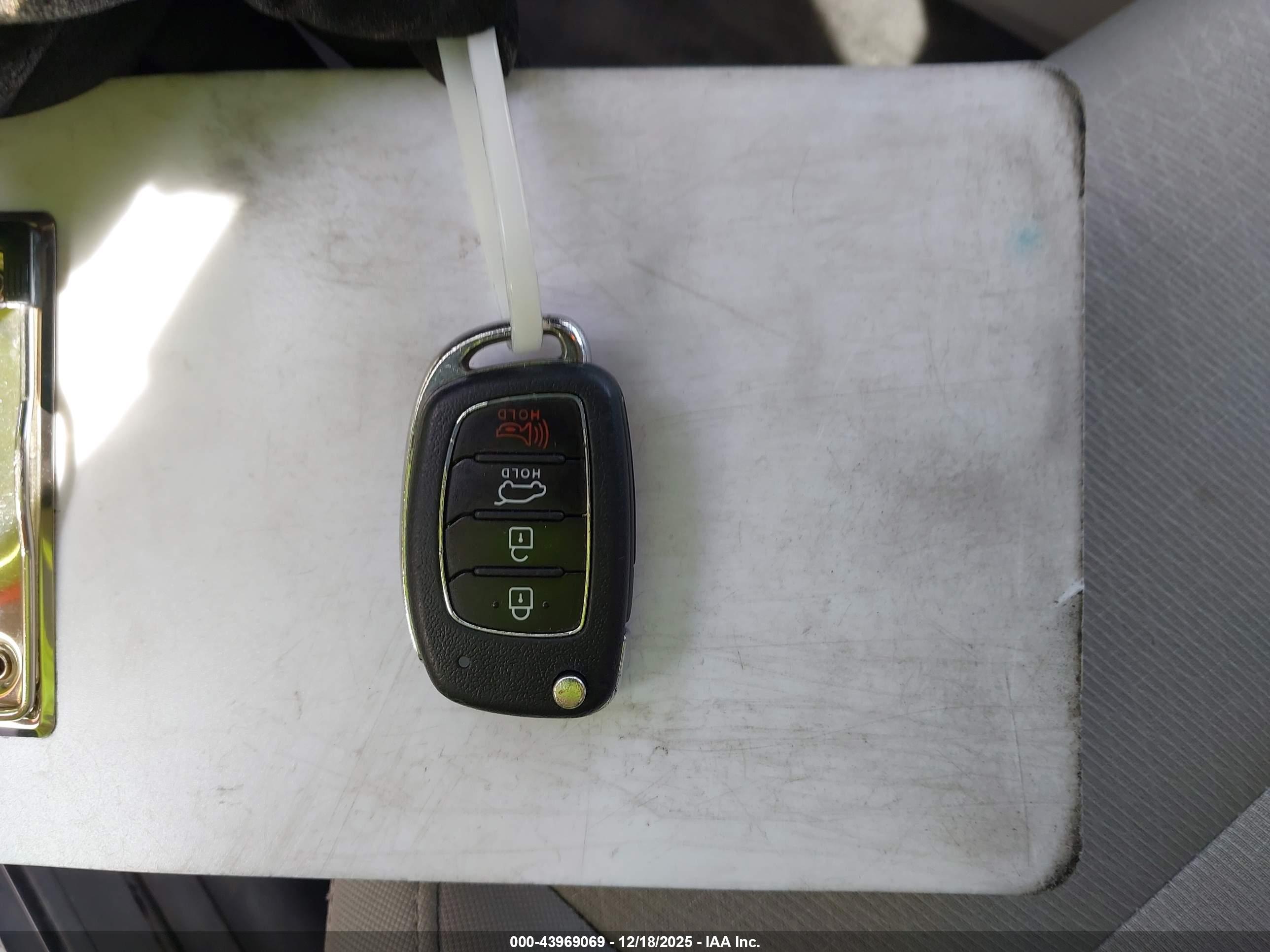 HYUNDAI TUCSON image 11
