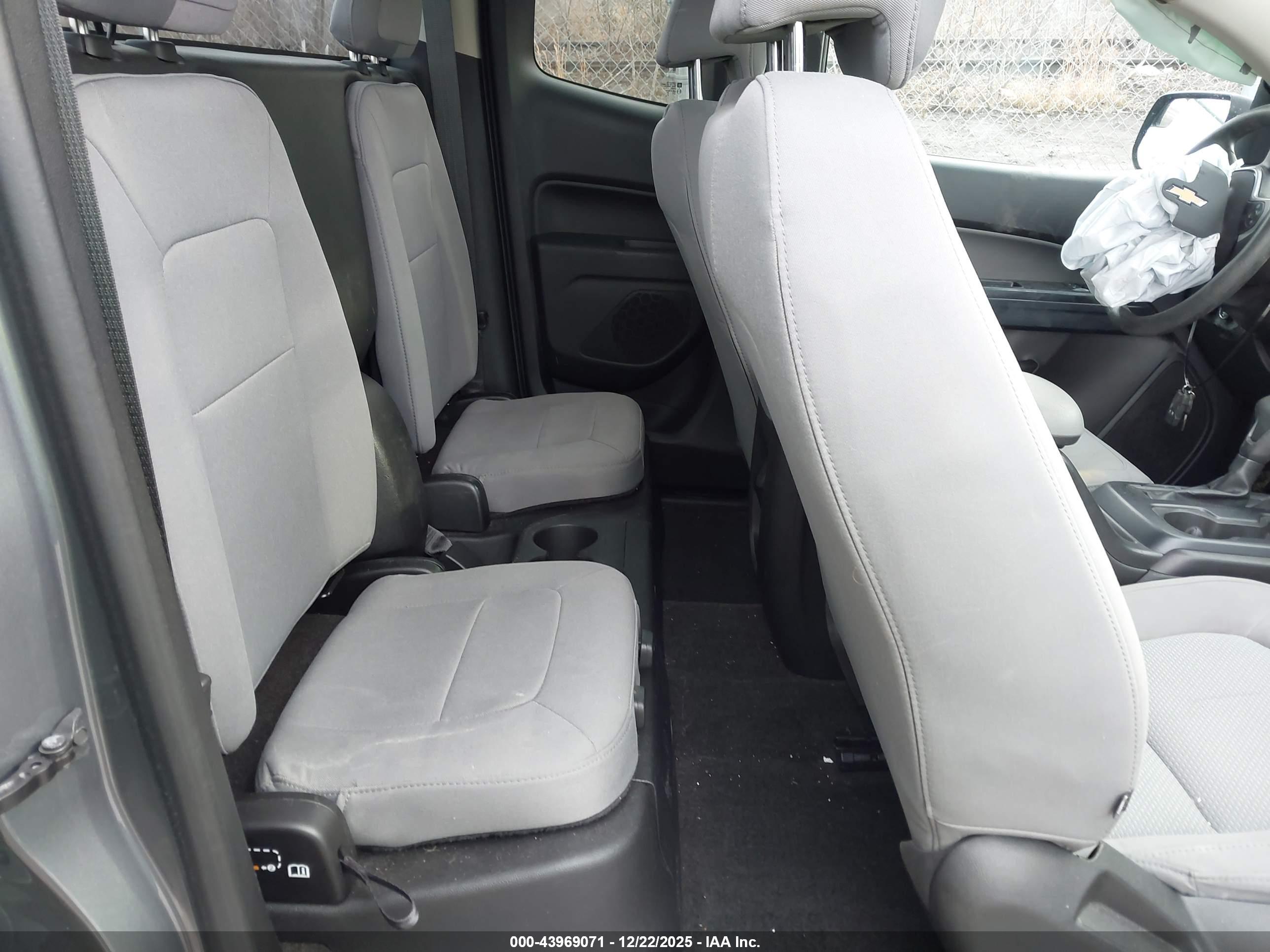 CHEVROLET COLORADO image 8