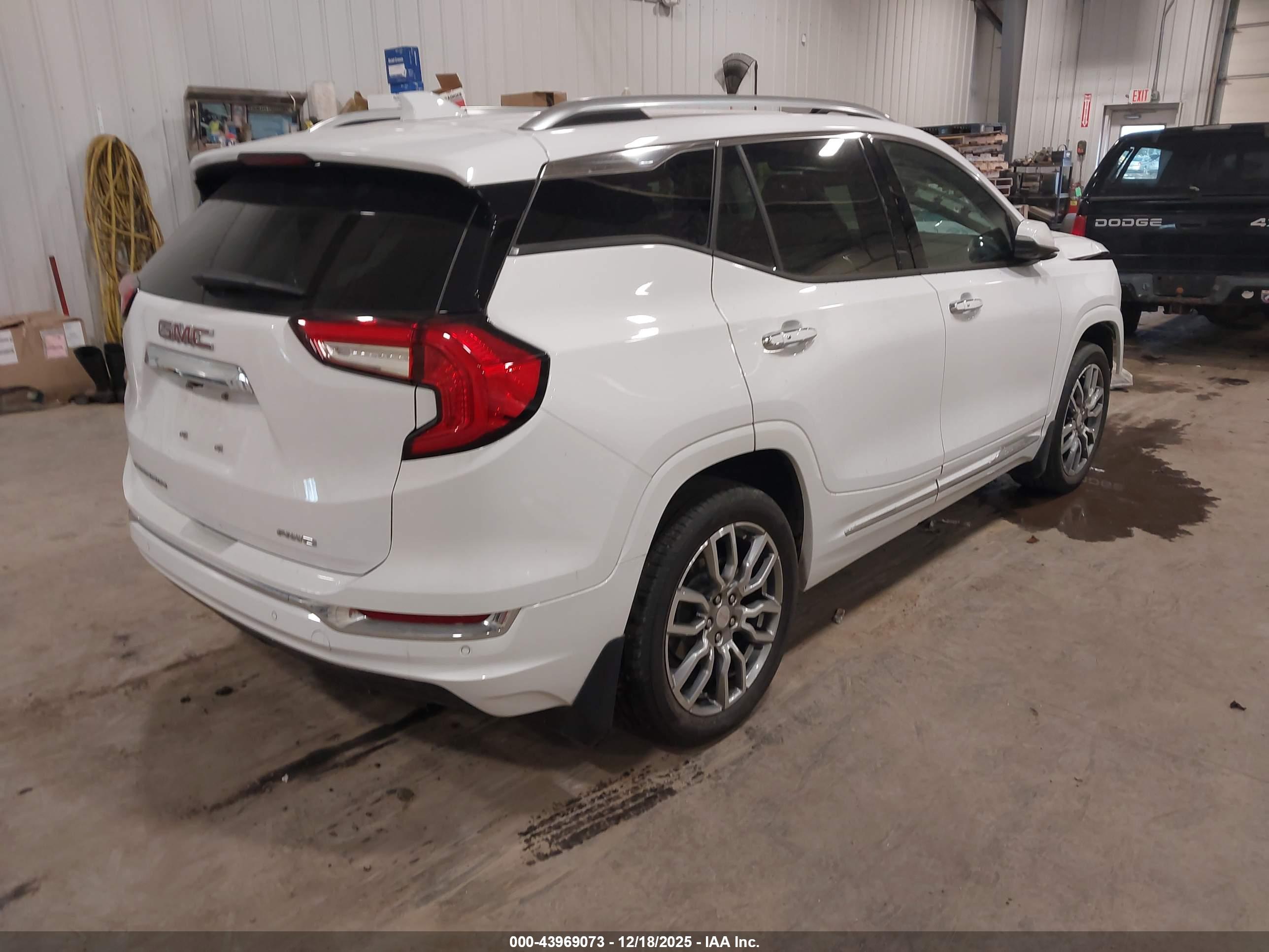 GMC TERRAIN image 4