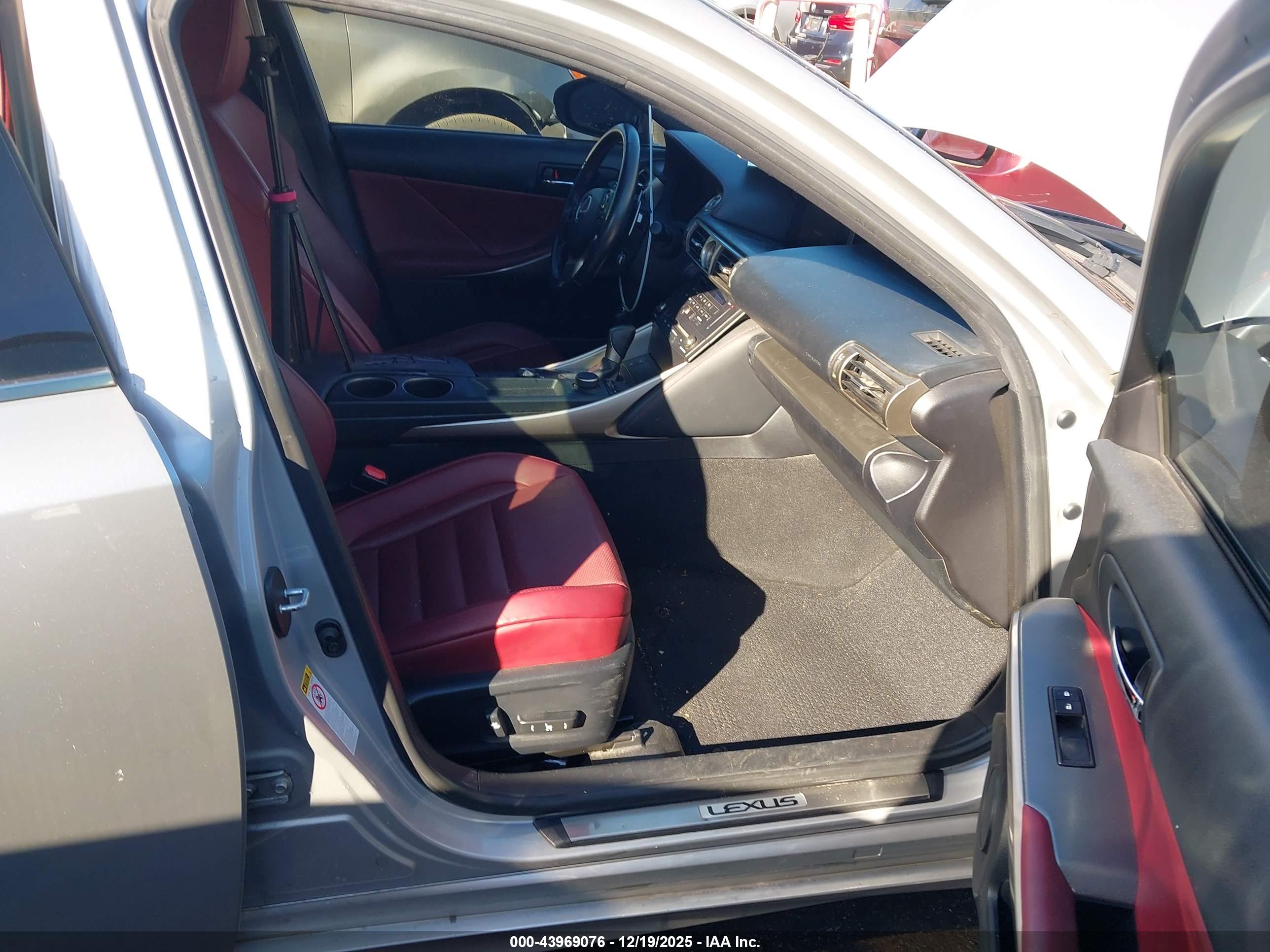 LEXUS IS image 5