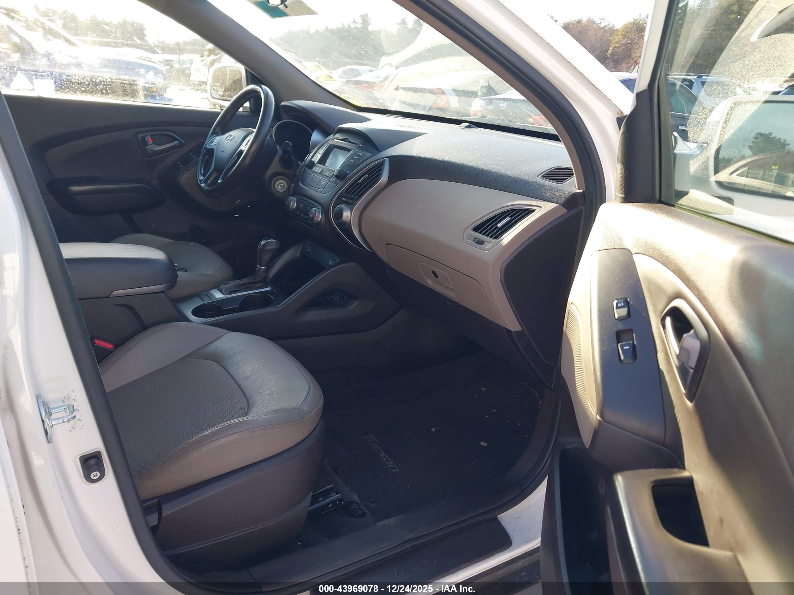 HYUNDAI TUCSON image 5