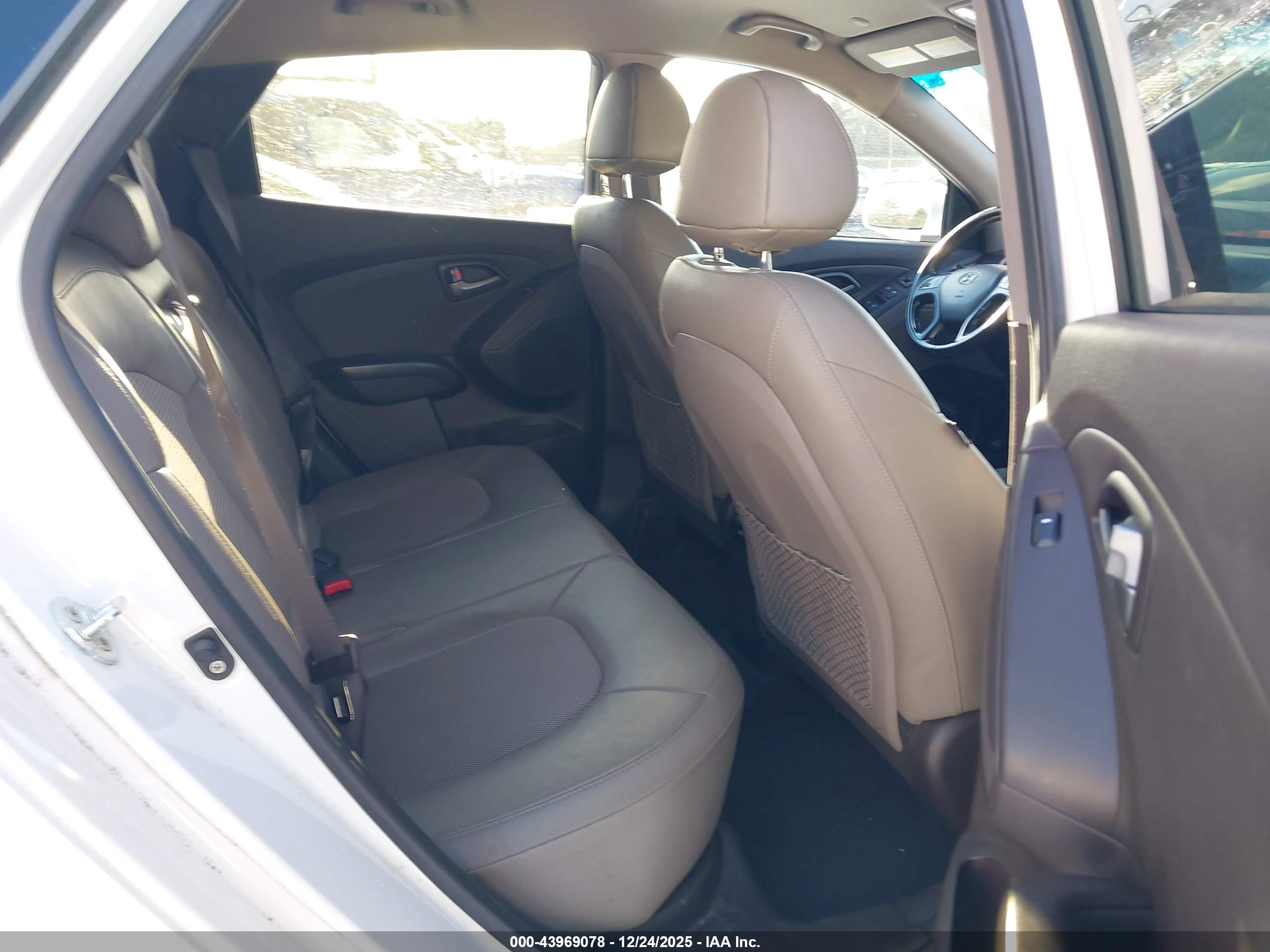 HYUNDAI TUCSON image 8