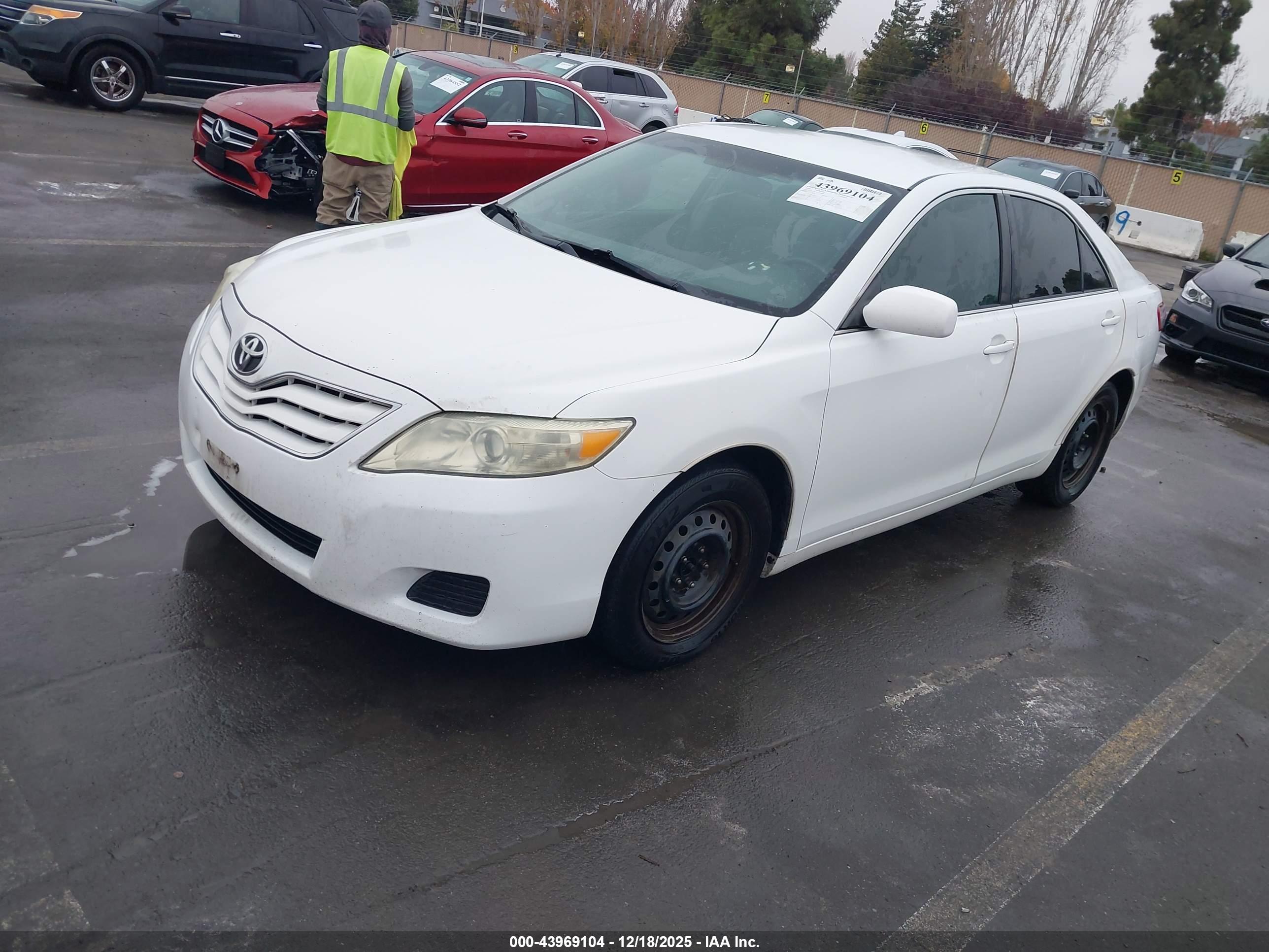 TOYOTA CAMRY image 2