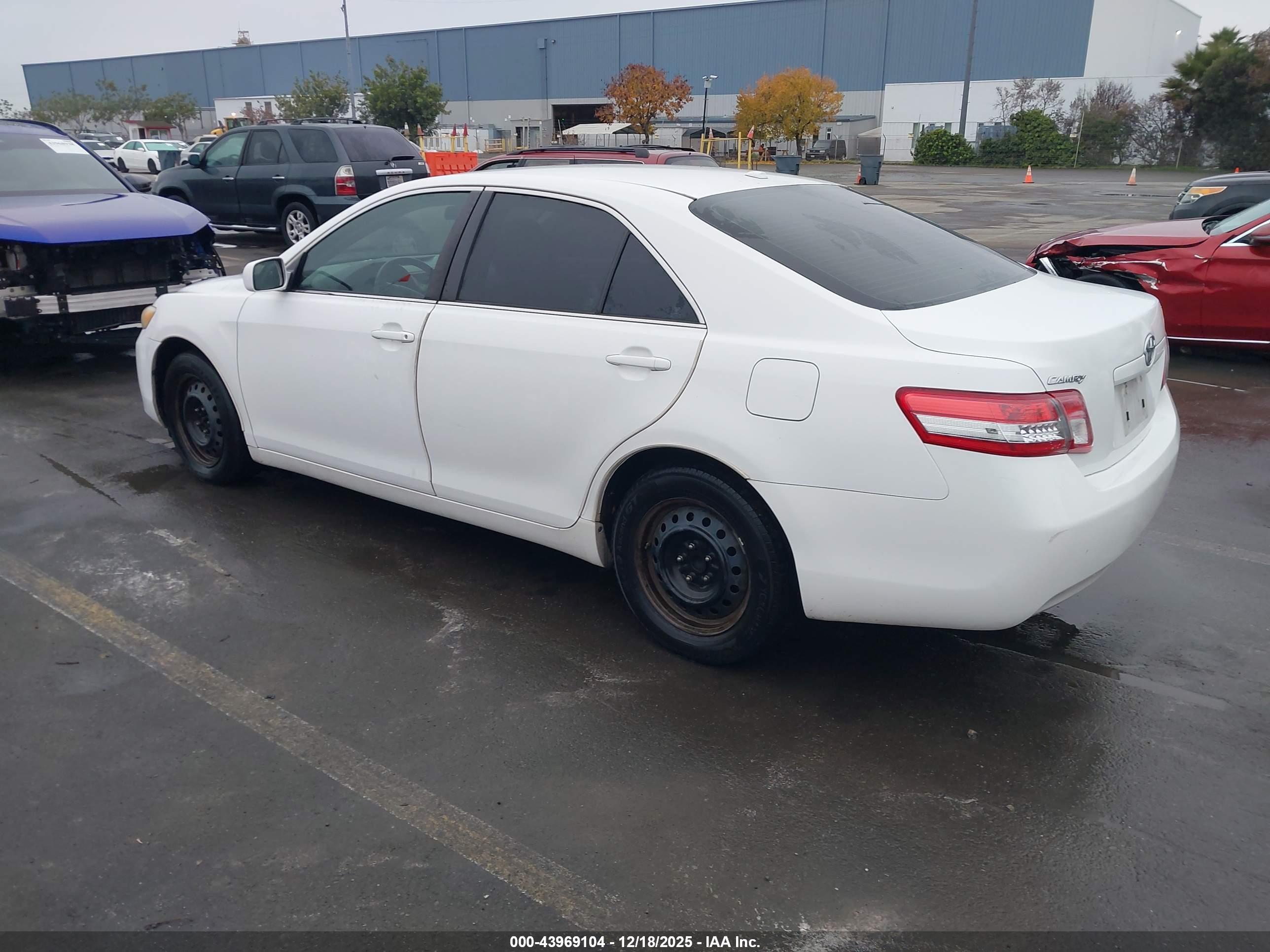 TOYOTA CAMRY image 3