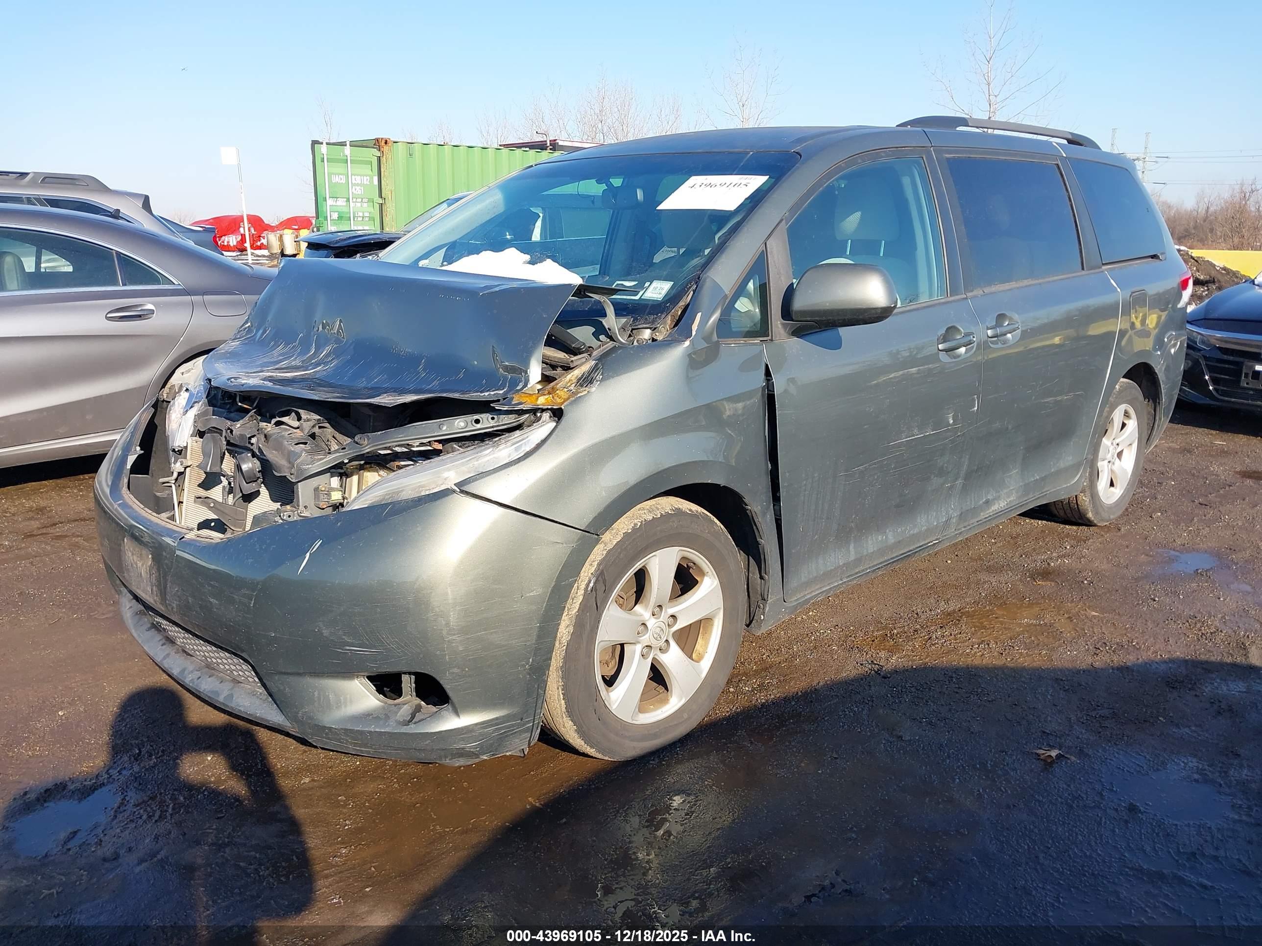 TOYOTA SIENNA image 2