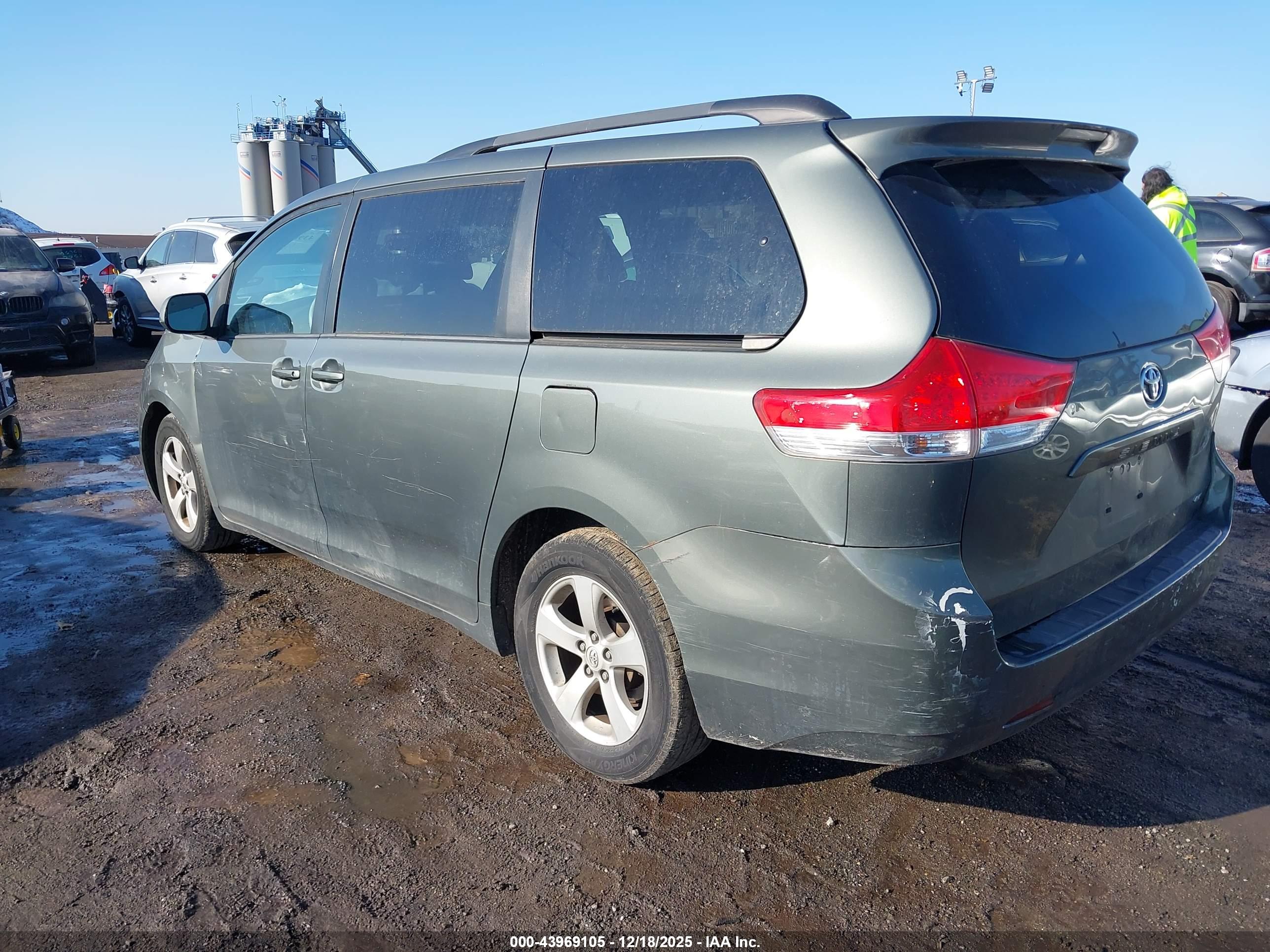 TOYOTA SIENNA image 3