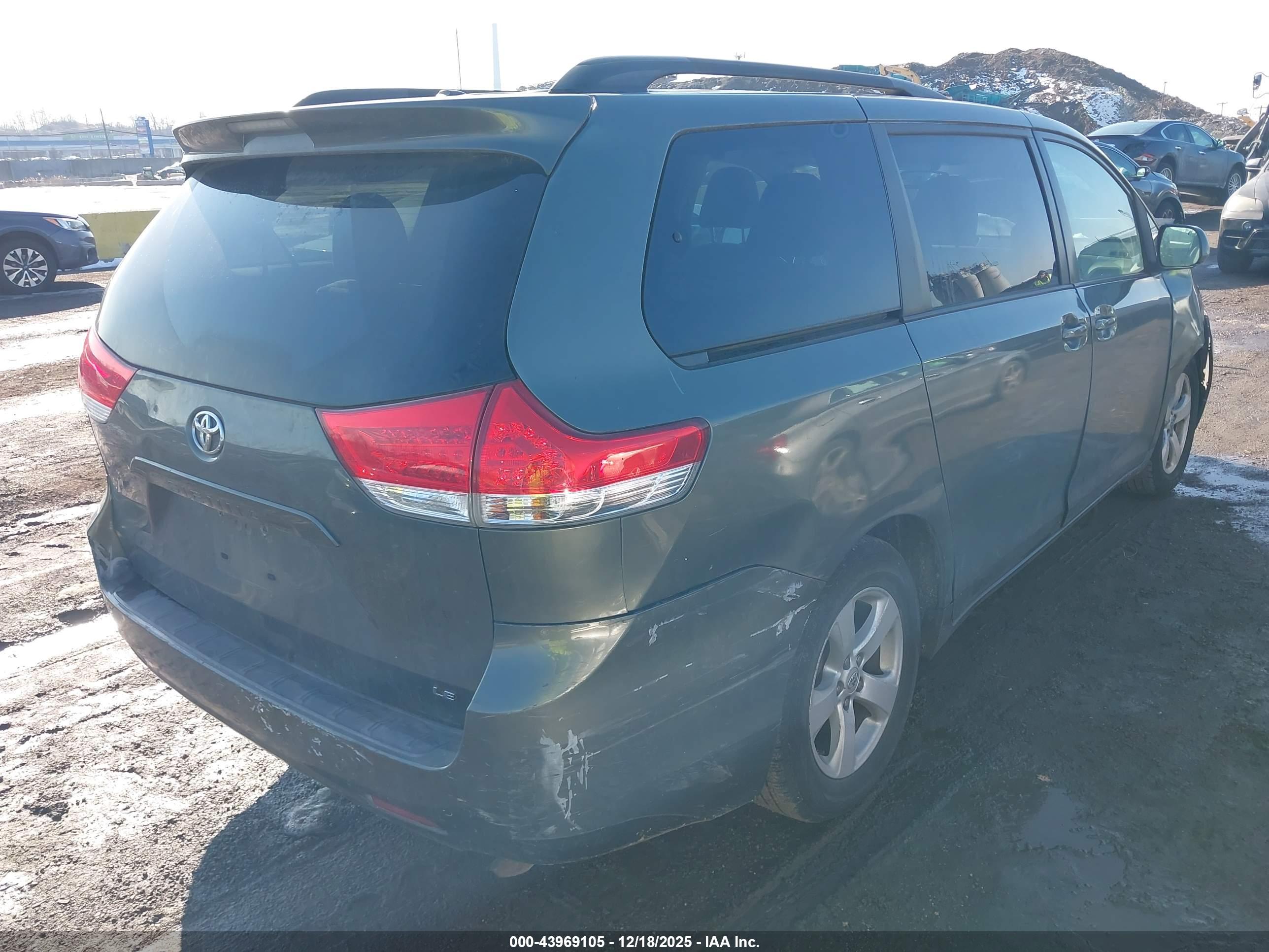 TOYOTA SIENNA image 4