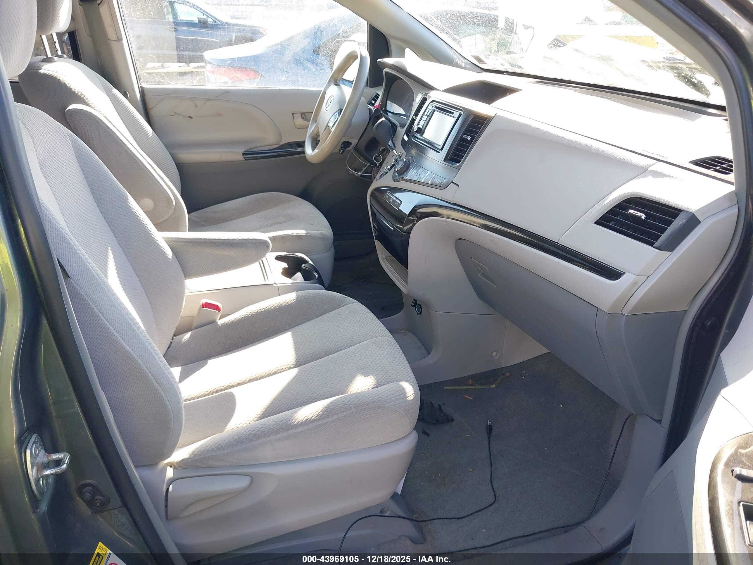 TOYOTA SIENNA image 5