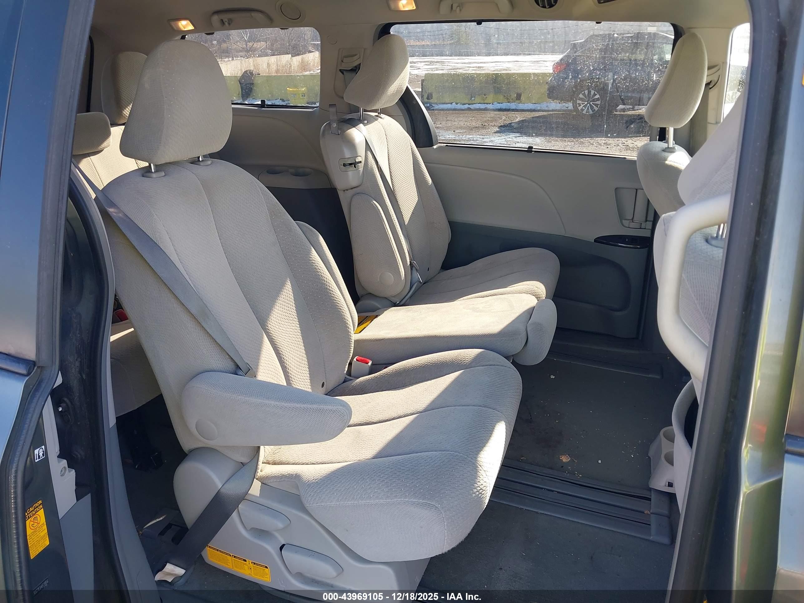 TOYOTA SIENNA image 8