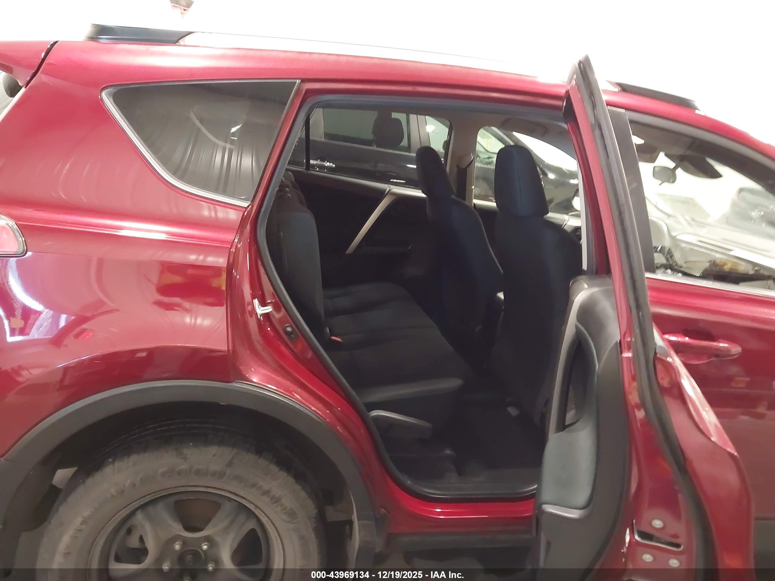 TOYOTA RAV4 image 8