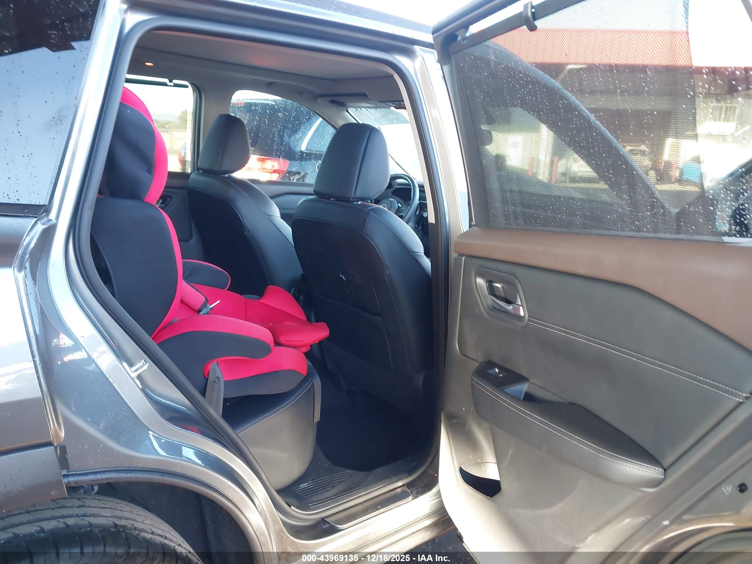 NISSAN ROGUE image 8