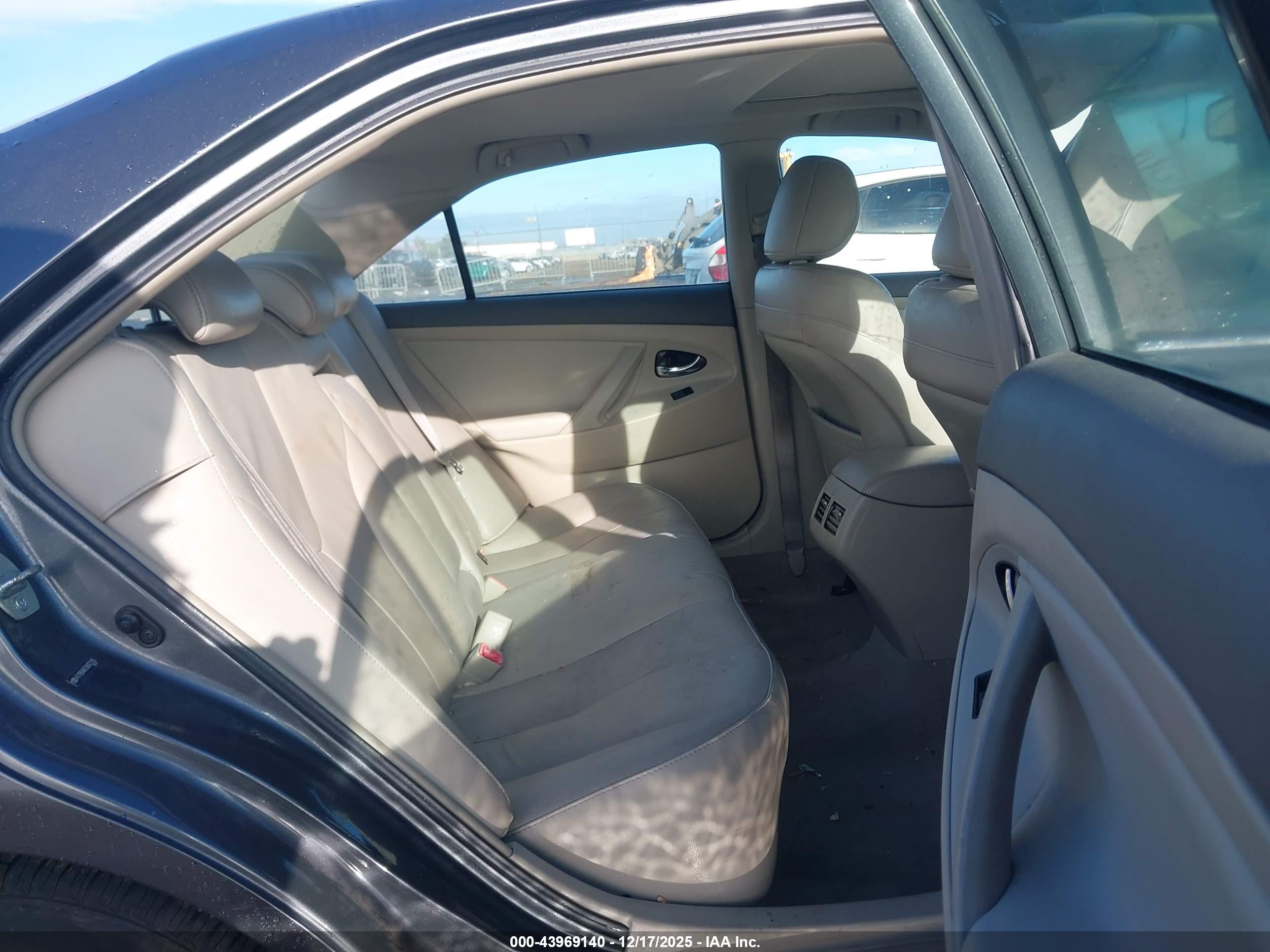 TOYOTA CAMRY image 8