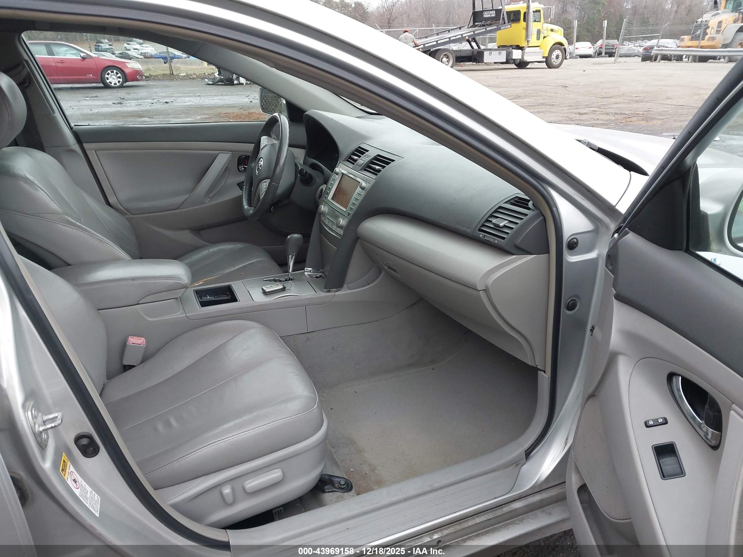 TOYOTA CAMRY image 5