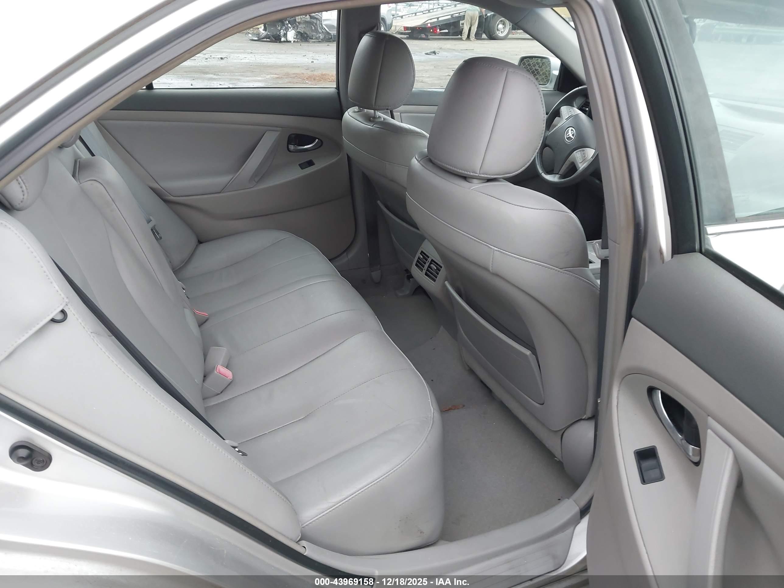TOYOTA CAMRY image 8
