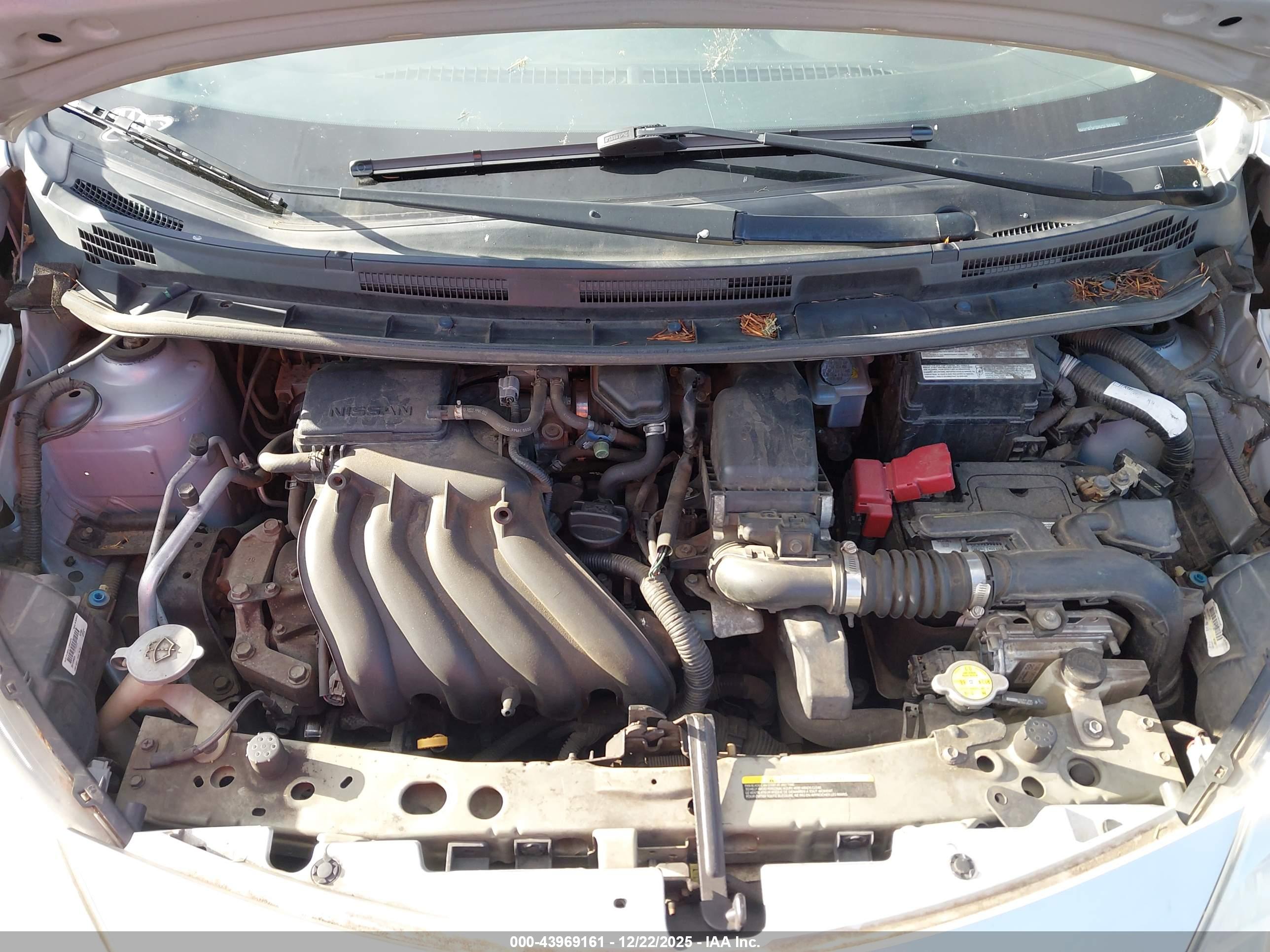 NISSAN VERSA image 10